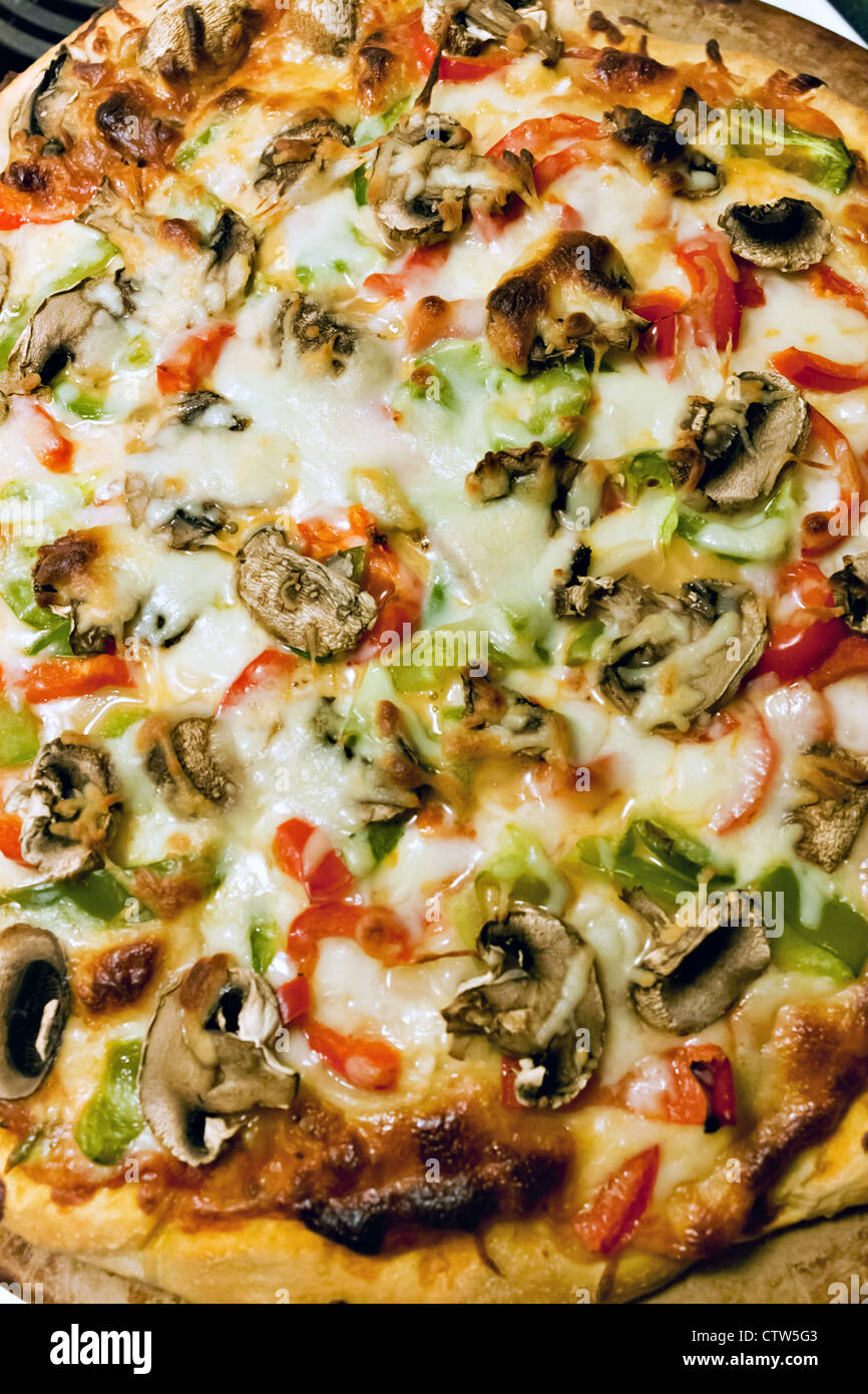Eine frische Spezialität Pizza mit extra Belag heiß und frisch aus dem Ofen. Geringe Schärfentiefe. Stockfoto