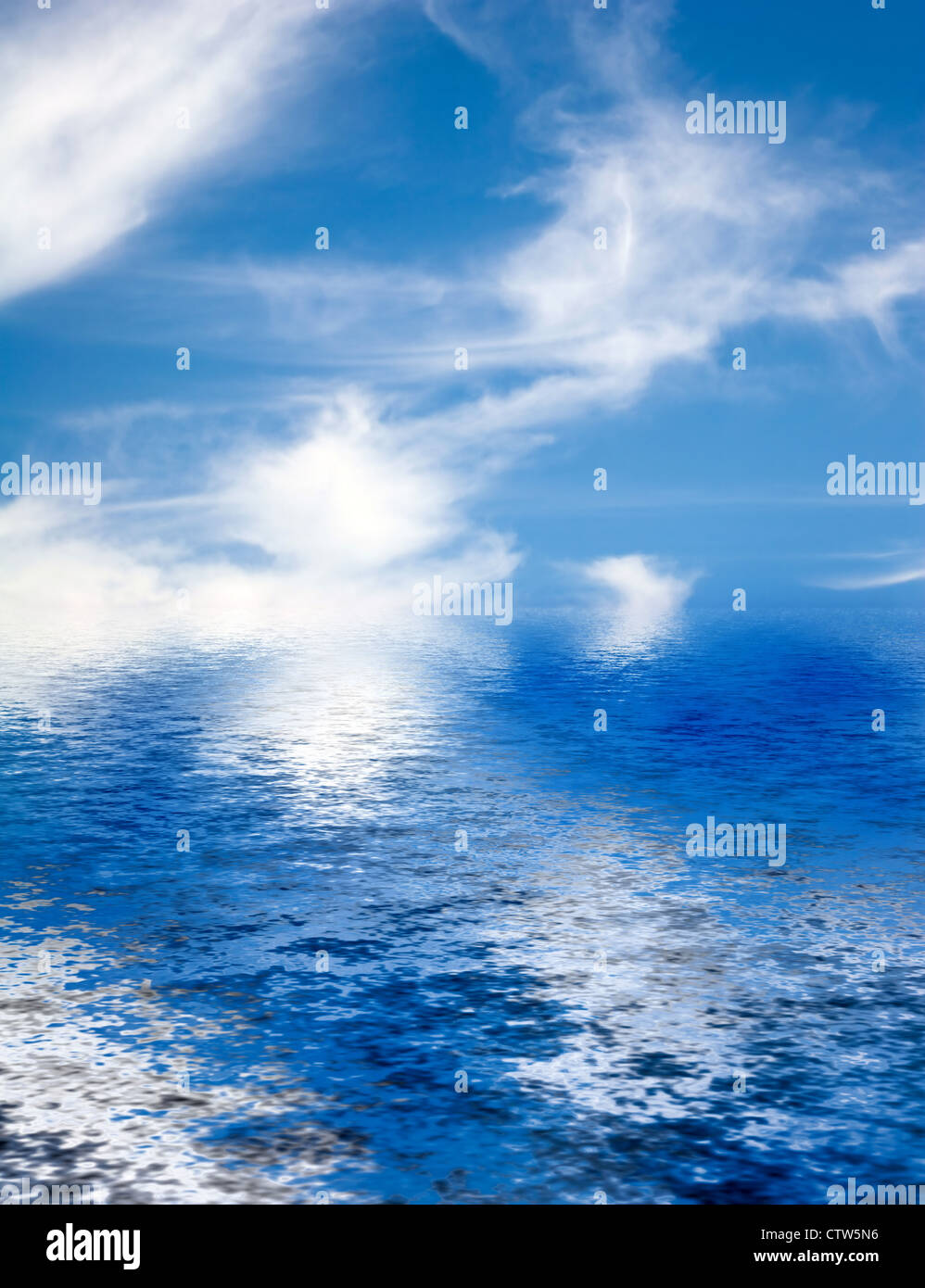 Flauschige Baumwolle wie Wolken über ein strahlend blauer Himmel verteilt. Stockfoto