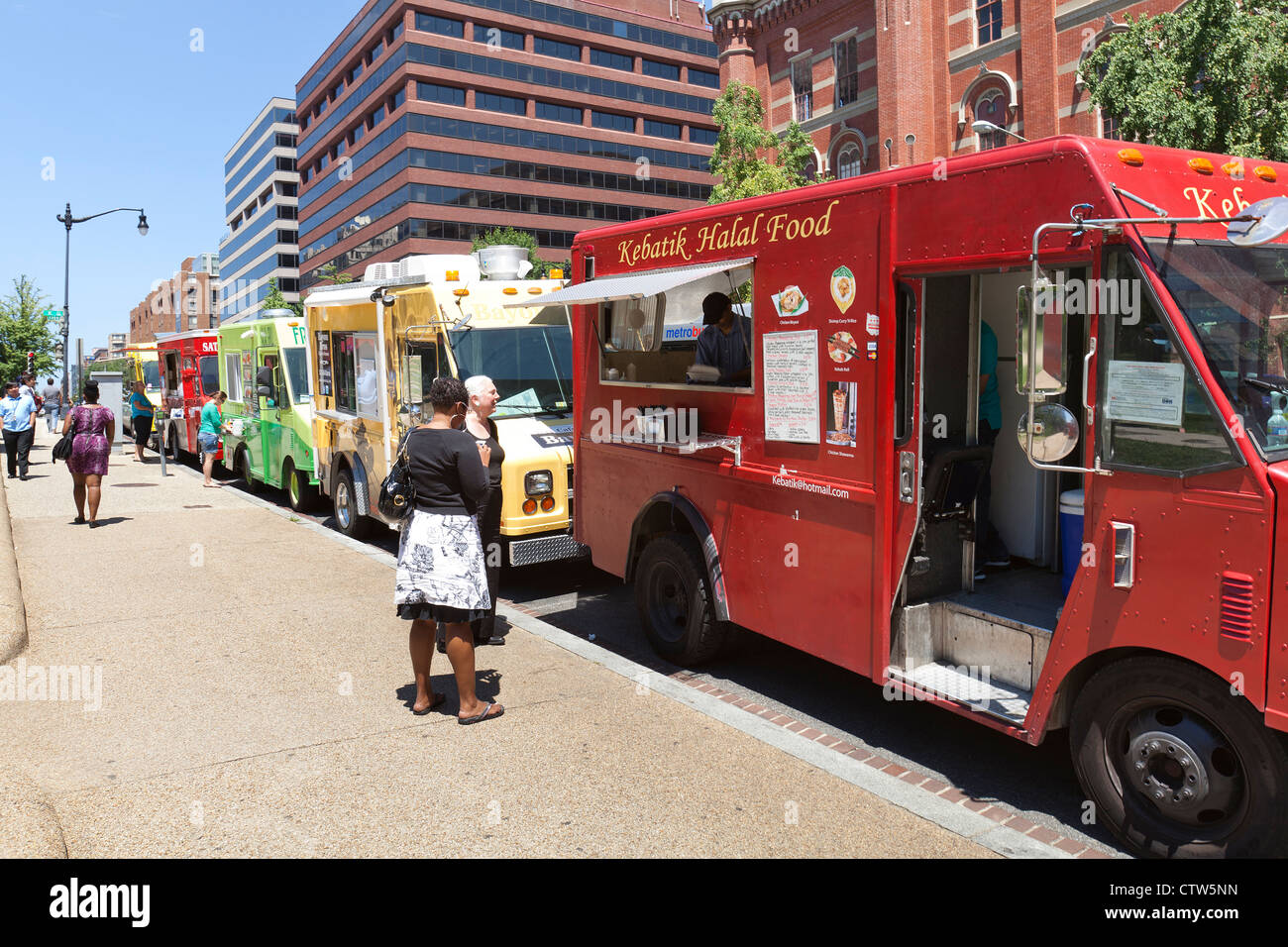 Imbisswagen Line-up auf einer städtischen Straße - Washington, DC USA Stockfoto