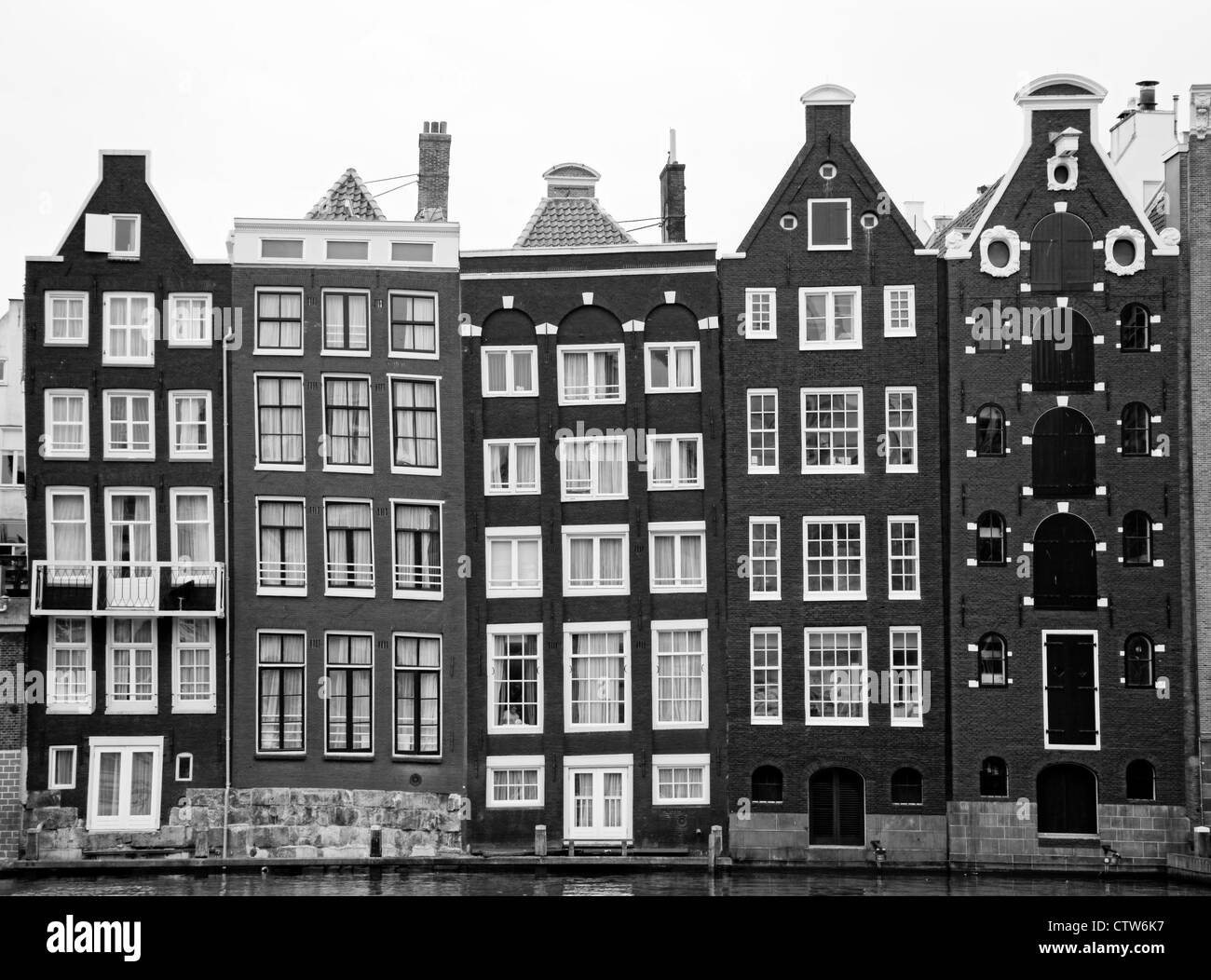 Historische Gebäude im Stadtzentrum von Amsterdam stehen auf schlechten Fundamenten. Stockfoto