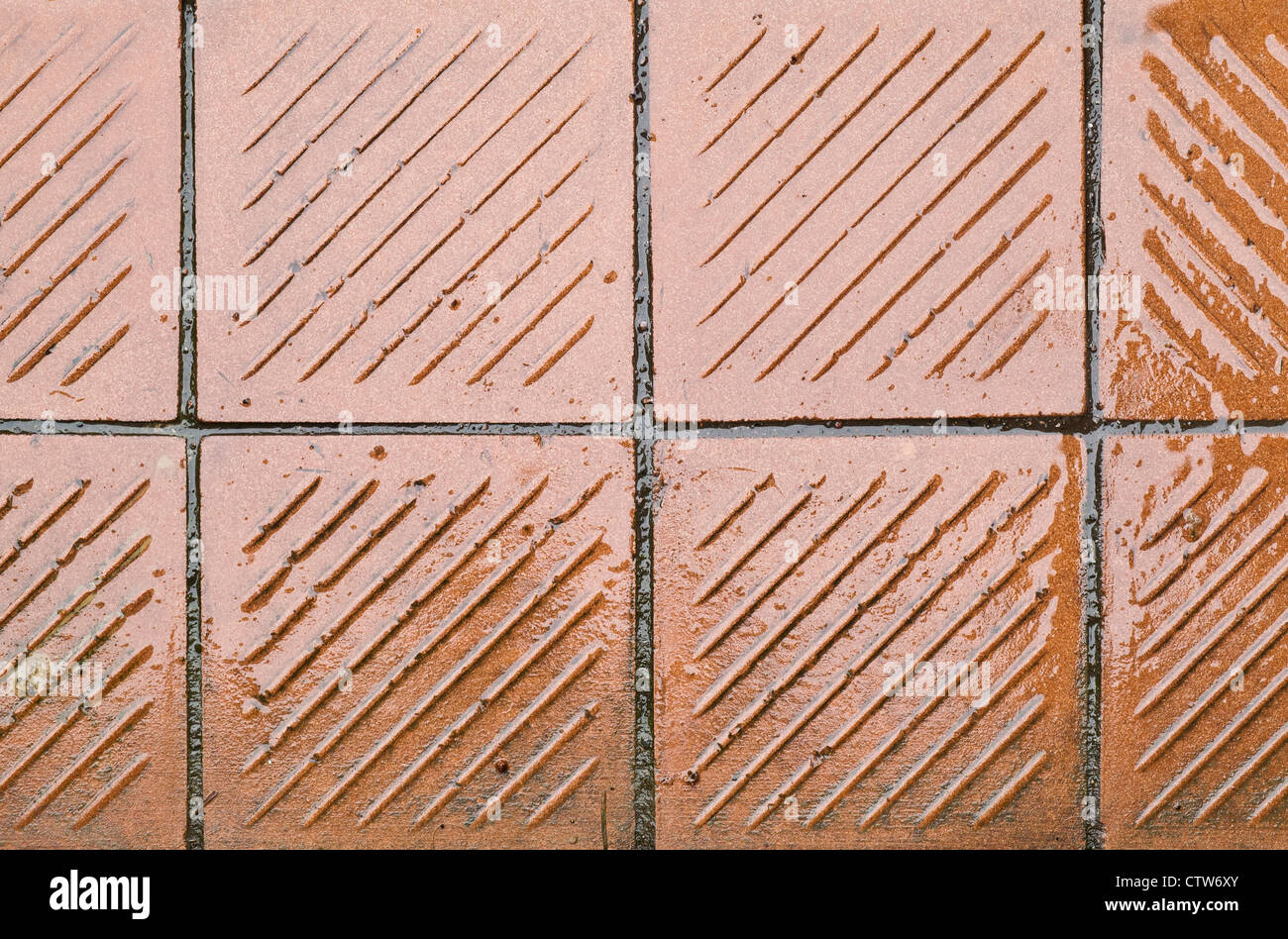 Glänzend nasse braun Vintage Outdoor-Fliesenboden Stockfoto