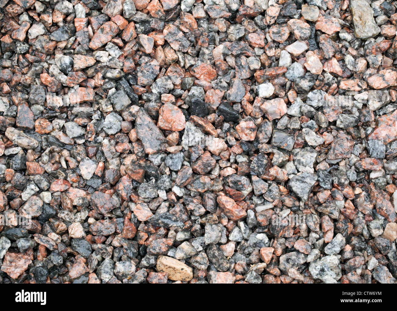 Detaillierten Hintergrundtextur von nassen Kies Boden nach dem Regen Stockfoto