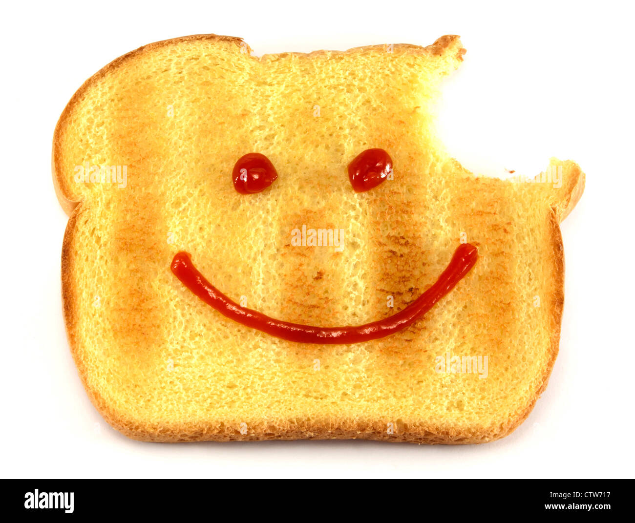 Einzelnes Stück geröstetes Brot mit einem Biss und gezeichnete glückliches Gesicht isoliert auf weißem Hintergrund. Stockfoto