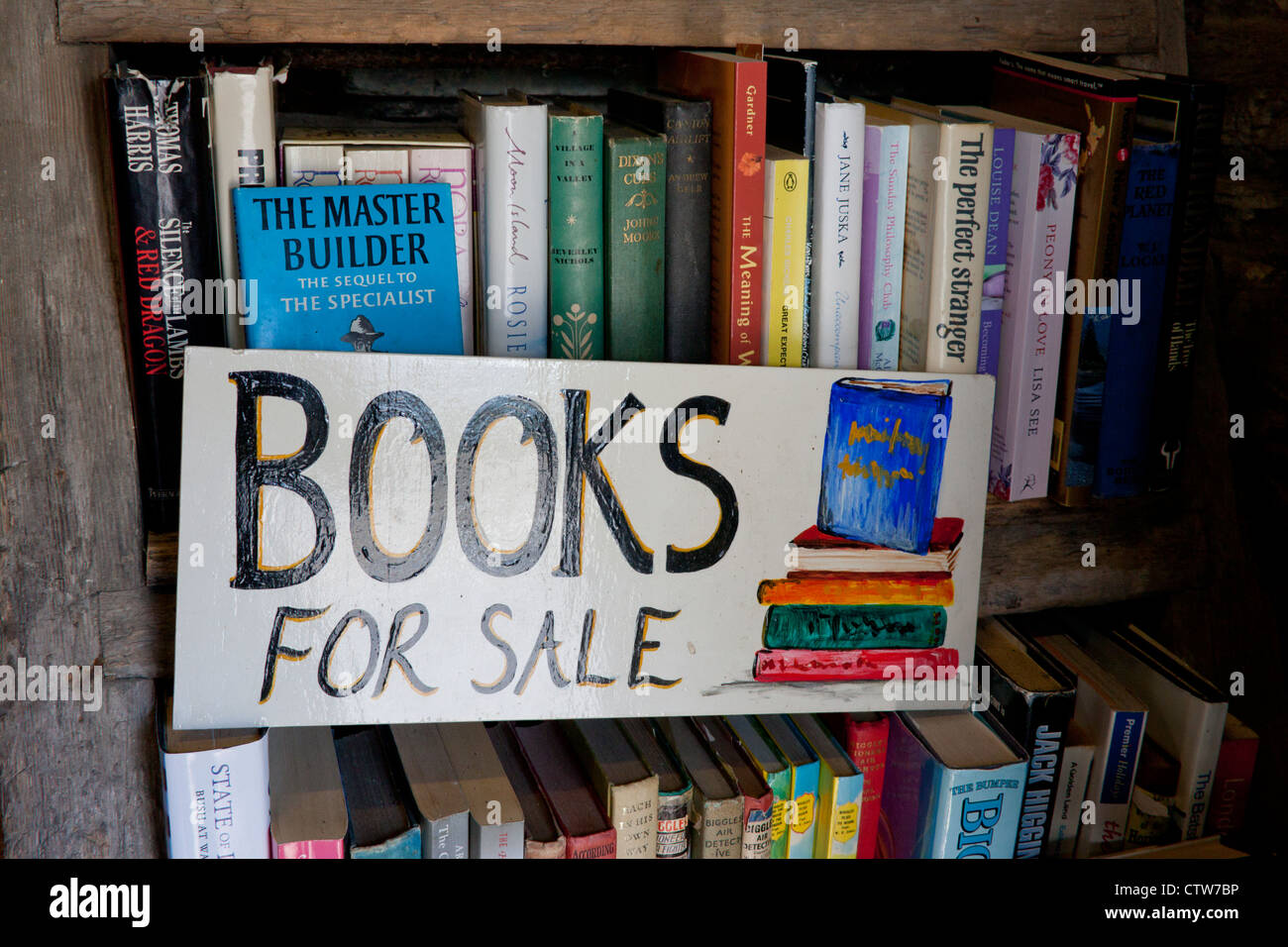 Bücher für Verkaufsschild mit gebrauchte Bücher auf Regal St. Dogmaels Pembrokeshire West Wales UK Stockfoto
