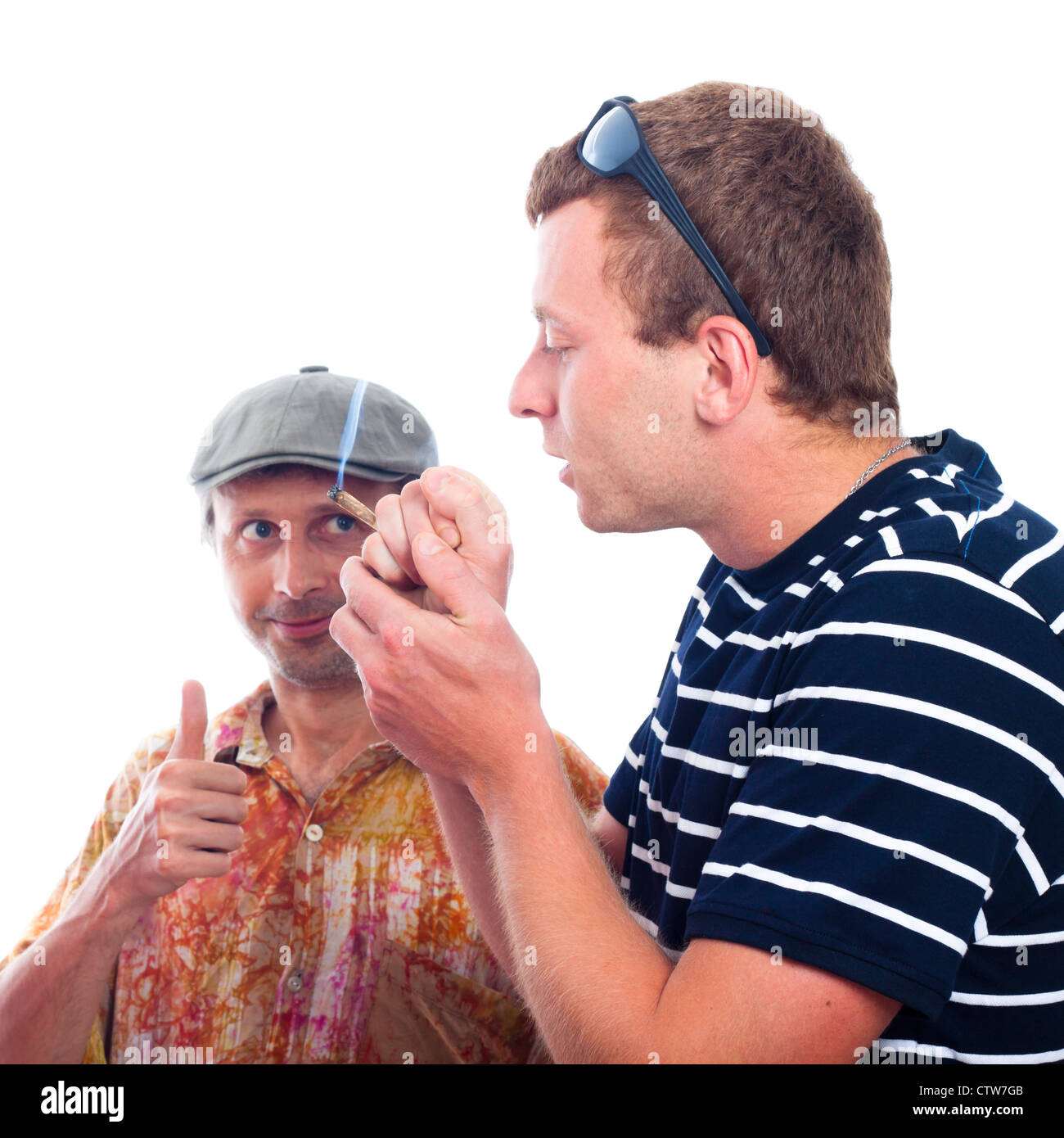 Zwei Freunde Rauchen Haschisch Joints, isoliert auf weißem Hintergrund. Stockfoto