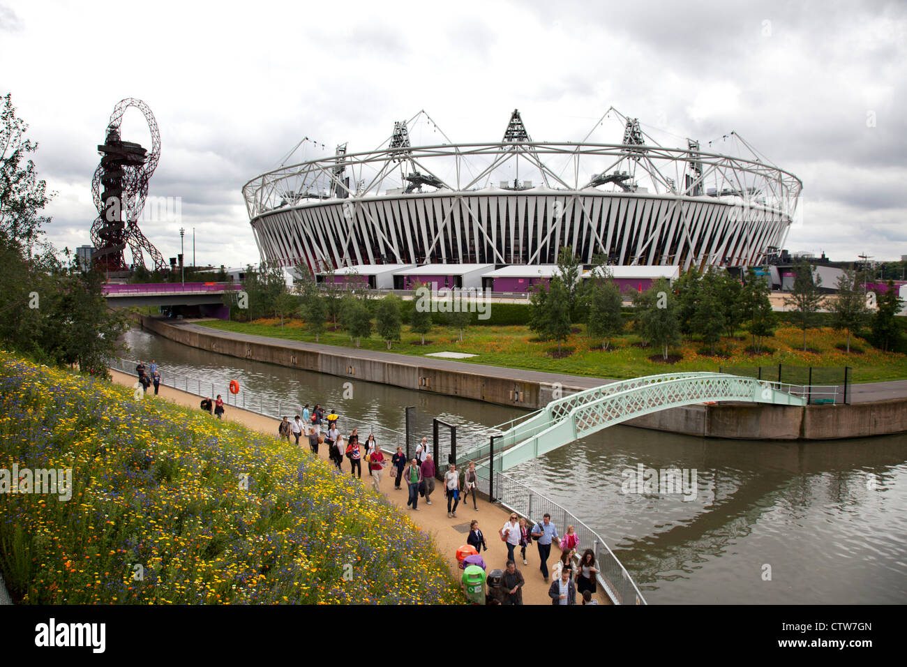 London 2012 Olympic Park in Stratford. Die Website ist eine wunderschöne Landschaft mit Gärten von allem blühenden Wildblumen. Stockfoto