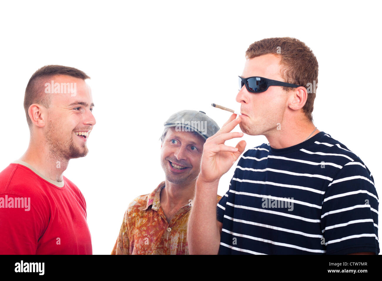 Drei junge Jungs Rauchen Haschisch Joints, lächelnd isoliert auf weißem Hintergrund. Stockfoto