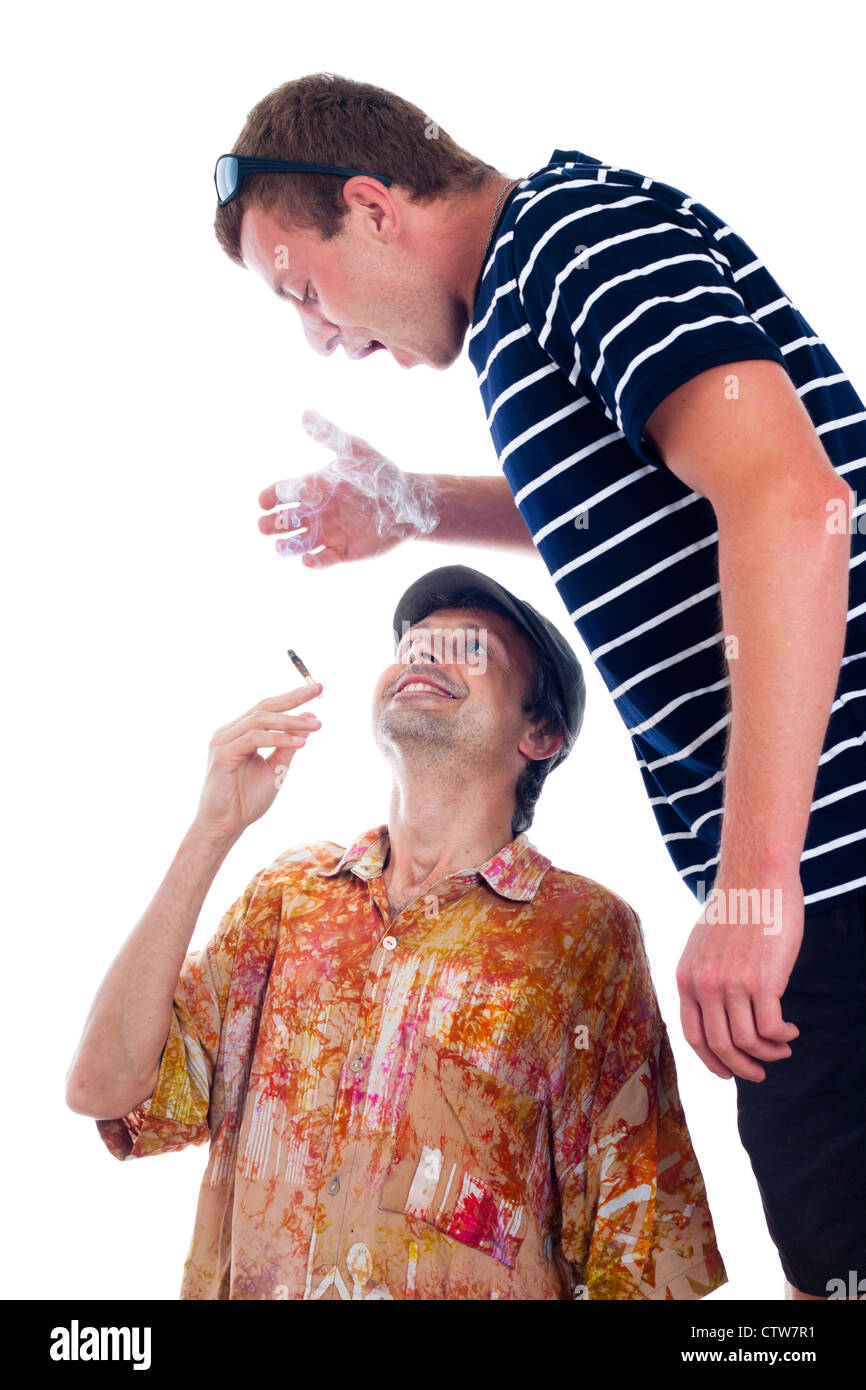 Zwei Freunde genießen Haschisch zu rauchen gemeinsame, isoliert auf weißem Hintergrund. Stockfoto
