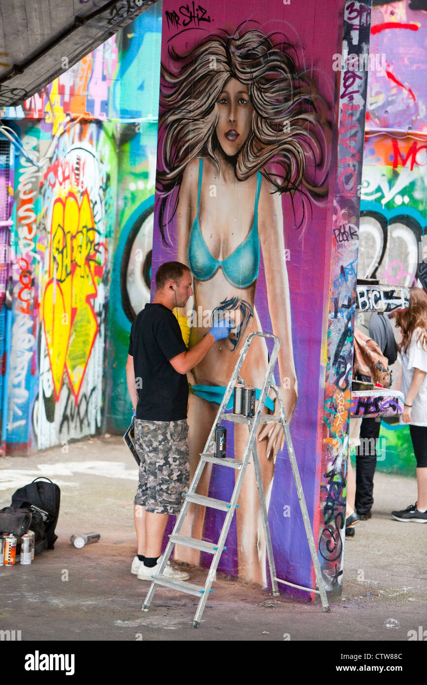 Porträt von Aerosol-Graffiti-Künstler an der Arbeit, London, England, UK Stockfoto
