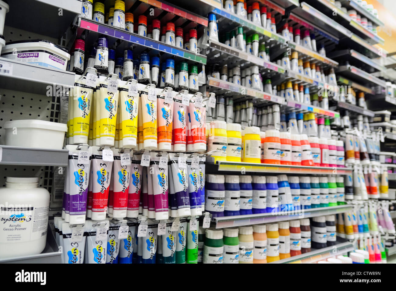 Malbedarf Zeichenbedarf Tuben Acrylfarbe zum Verkauf in einer Hobby-Bastelladen, UK. Stockfoto