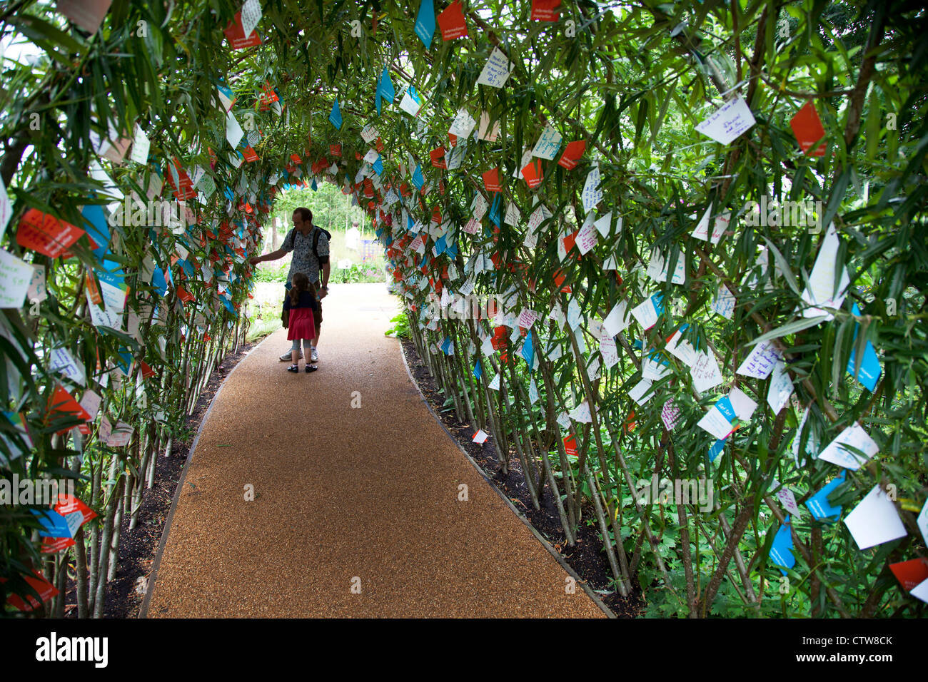 London 2012 Olympic Park in Stratford. Unter einem Torbogen in einem der Gärten, Tausende von Nachrichten von gutem Willen und viel Glück. Stockfoto