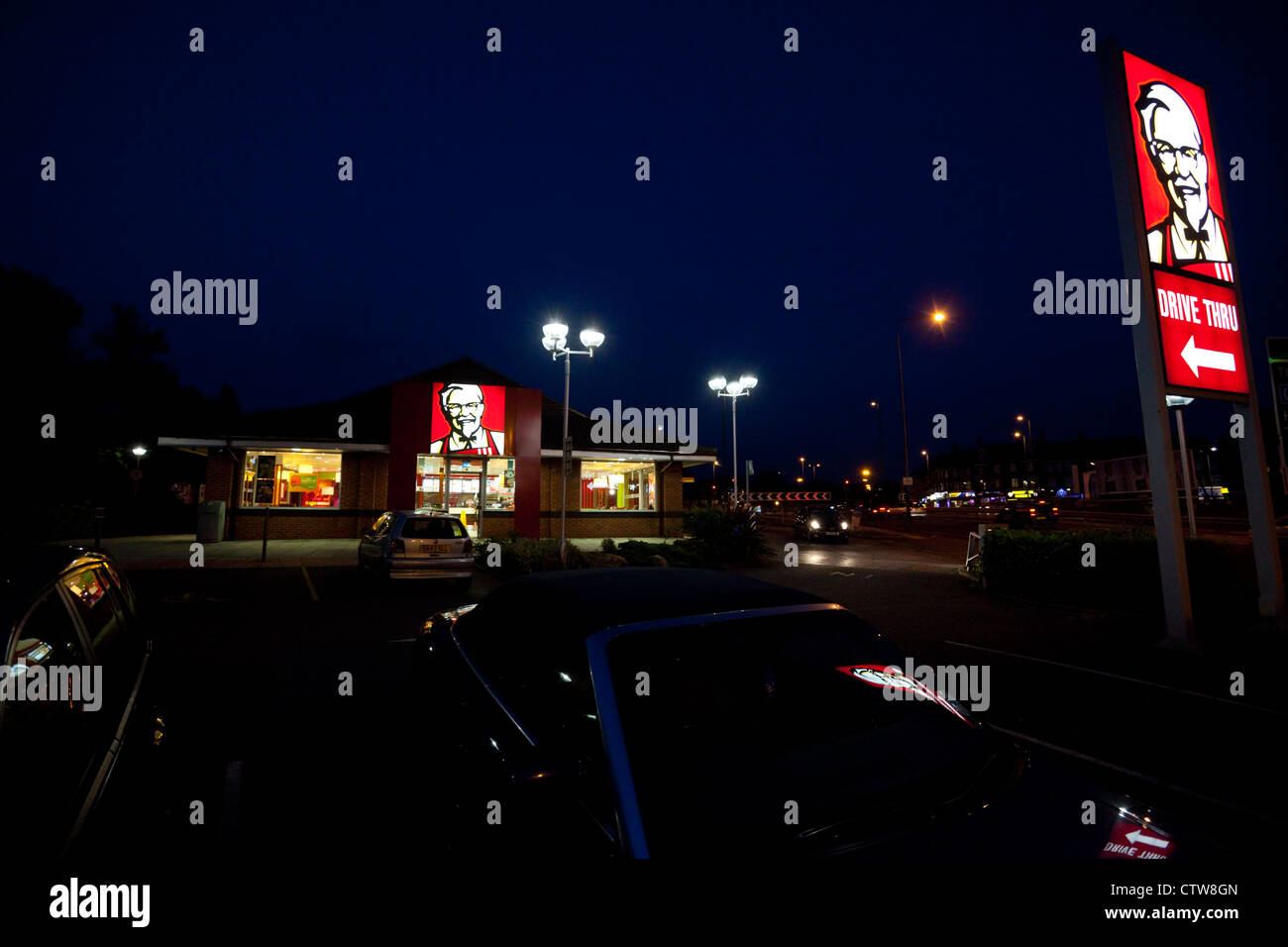 KFC Restaurant außen bei Nacht, London, England, UK Stockfoto