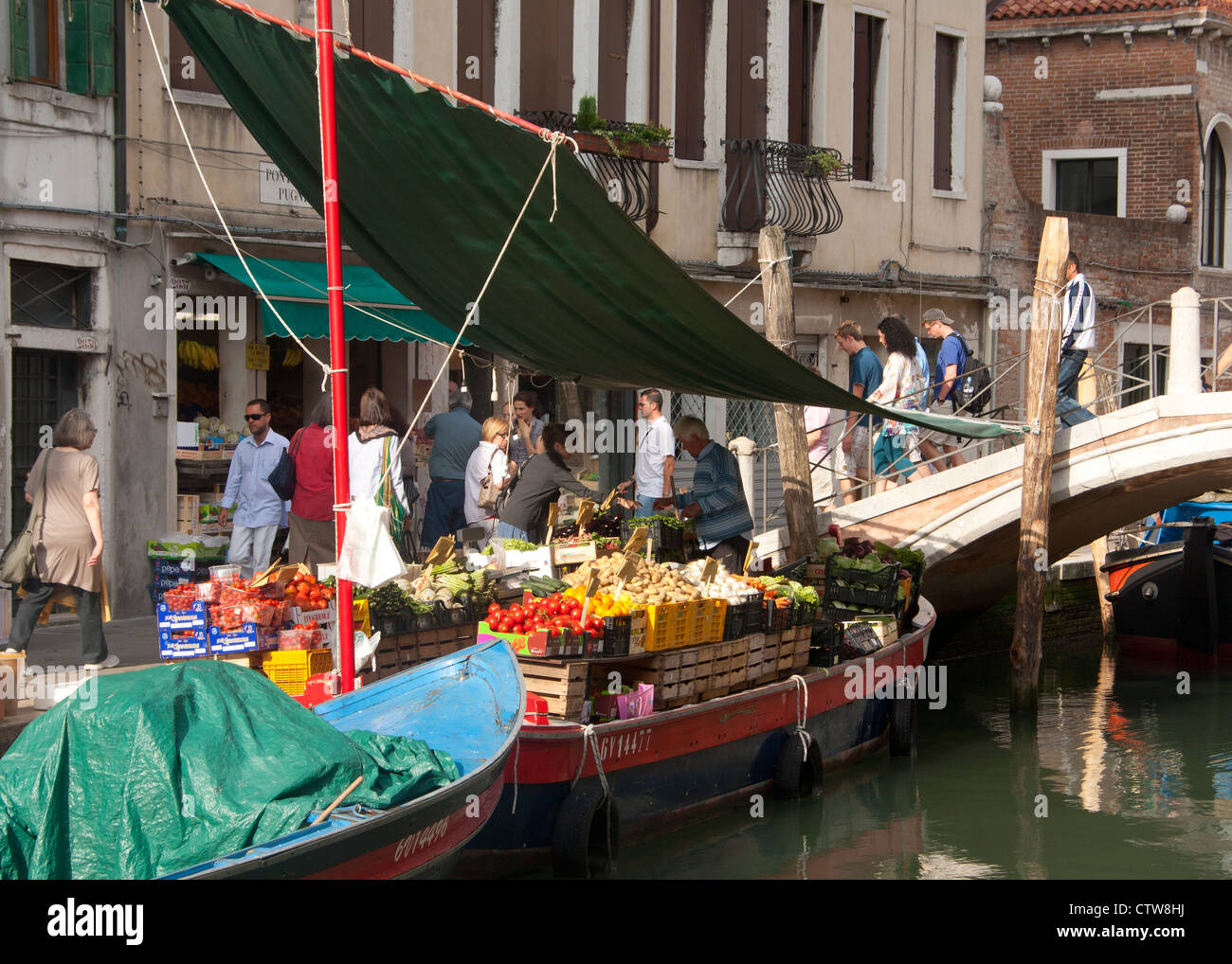 Obst und Gemüse Stall auf Boot vor Anker am Rio San Barnaba Dorsoduro Sestier Venedig Veneto Italien Stockfoto