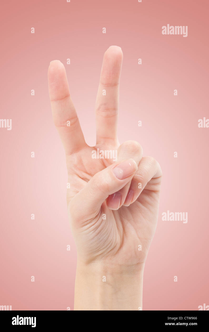 Hand mit zwei Fingern oben im Frieden oder Sieg Symbol. Auch das Zeichen für den Buchstaben V in Gebärdensprache. Stockfoto