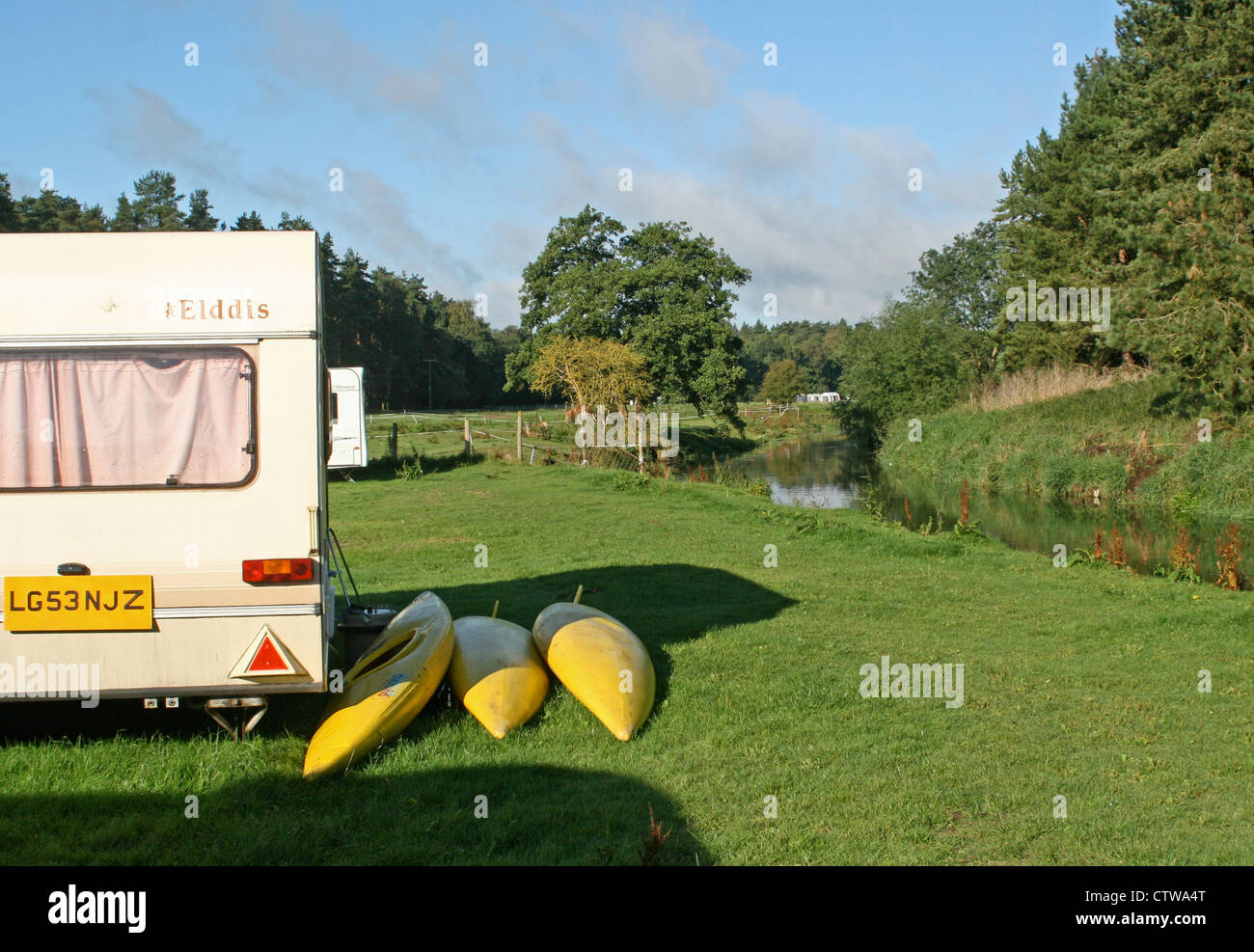Wohnwagen und Kanus in Thetford Forest, neben dem Flüsschen Ouse, kleine Lodge Bauernhof camping, Downham, Brandon, Suffolk Stockfoto