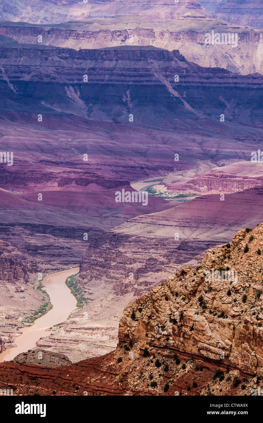 Kolorado Fluß schlängelt sich durch den Grand Canyon im Grand CanyonNationalpark in Arizona. Stockfoto