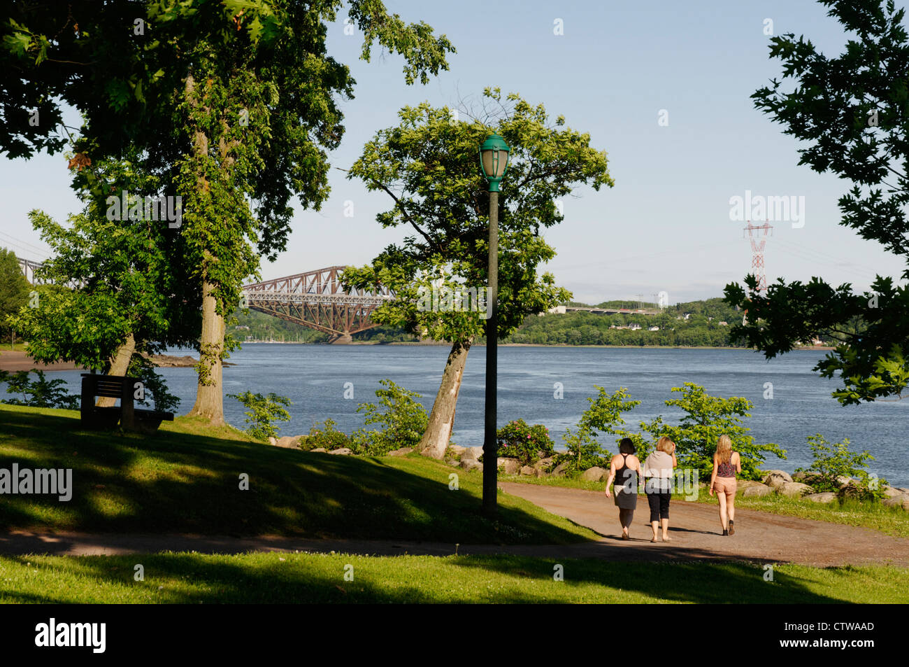 Menschen wandern in St. Lawrence Fluss Parken Plage de Jacques Cartier