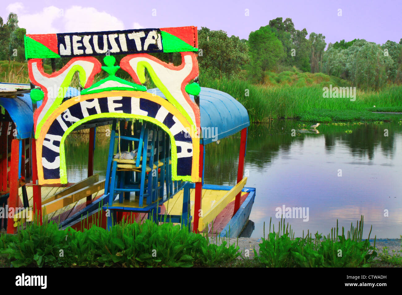 Farbenfrohe mexikanische Gondel in Xochimilcos schwimmenden Gärten in Mexiko-Stadt. Stockfoto