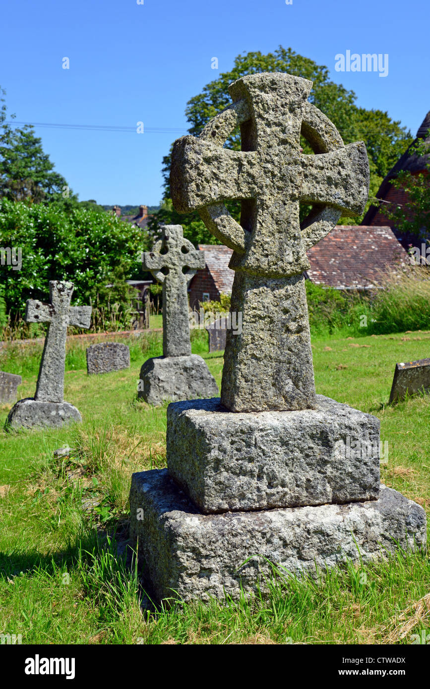 Altes Kreuz im Friedhof von St Andrew Church, Fontmell Magna, Dorset, England, Vereinigtes Königreich Stockfoto