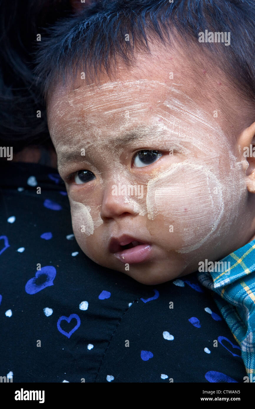 Myanmar, Burma. Bagan. Burmesische junge mit Thanaka Paste auf seinem Gesicht, eine schützende kosmetische Sonnenschutzmittel. Stockfoto