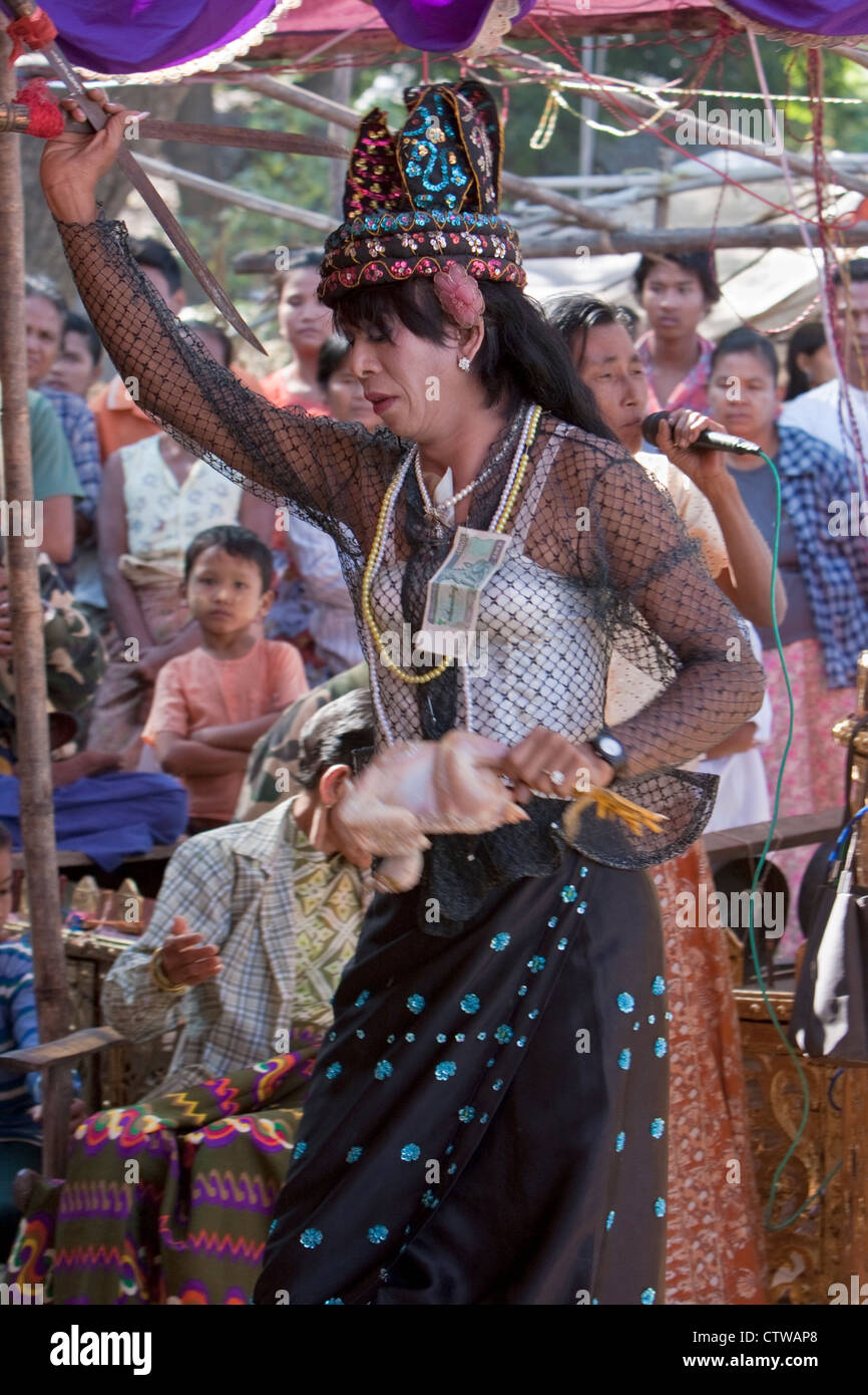 Myanmar, Burma. Bagan. Tänzerin bei der Nat Pwe Feier, dankt für ein Jahr des Glücks. Stockfoto