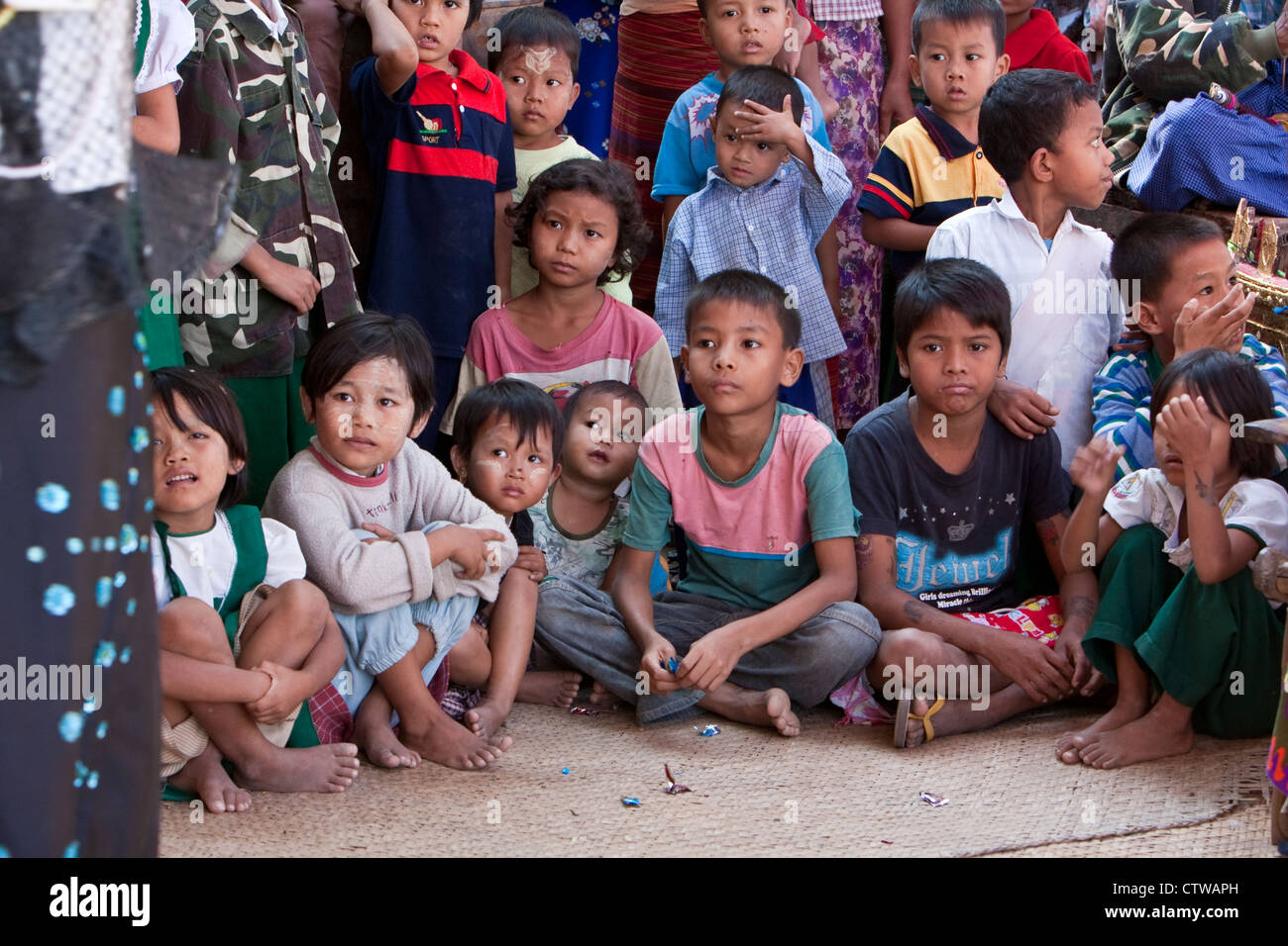 Myanmar, Burma. Bagan. Burmesische Kinder beobachten ein Nat Pwe fest, die Geister für ein Jahr Glück zu danken. Stockfoto