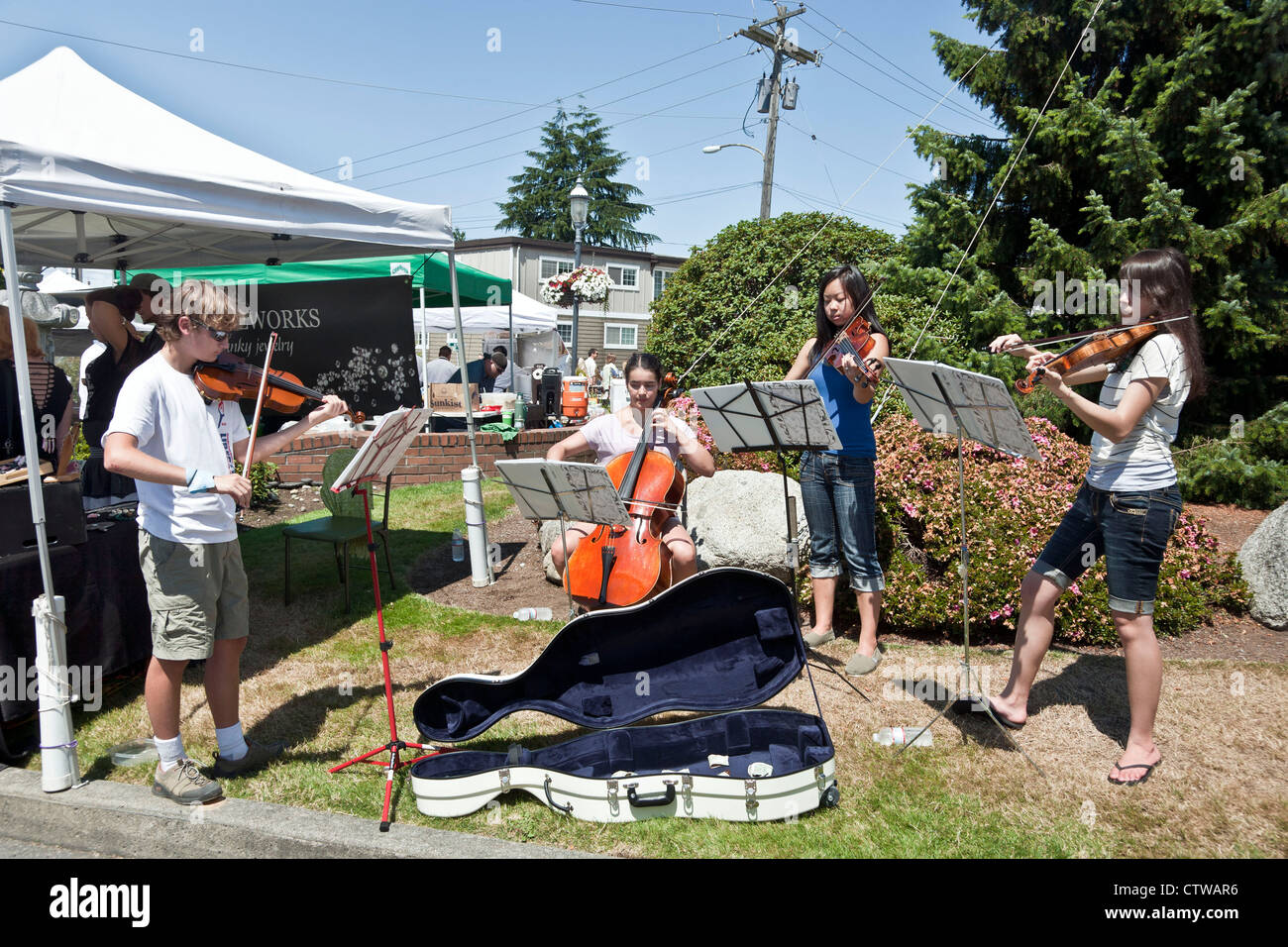 Streichquartett von Ernst Teenager Musiker spielen Bach im Sonnenlicht über Spenden Farmers Market Edmonds, Washington Stockfoto