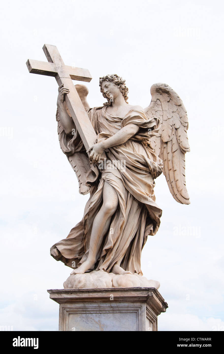 Eine Bernini-Statue des Engels mit Kreuz schmückt die Ponte Sant'Angelo in Rom, Italien Stockfoto