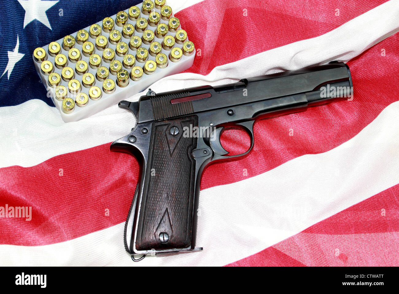 9 Millimeter halbautomatische Pistole und Munition auf einer amerikanischen Flagge Hintergrund Stockfoto