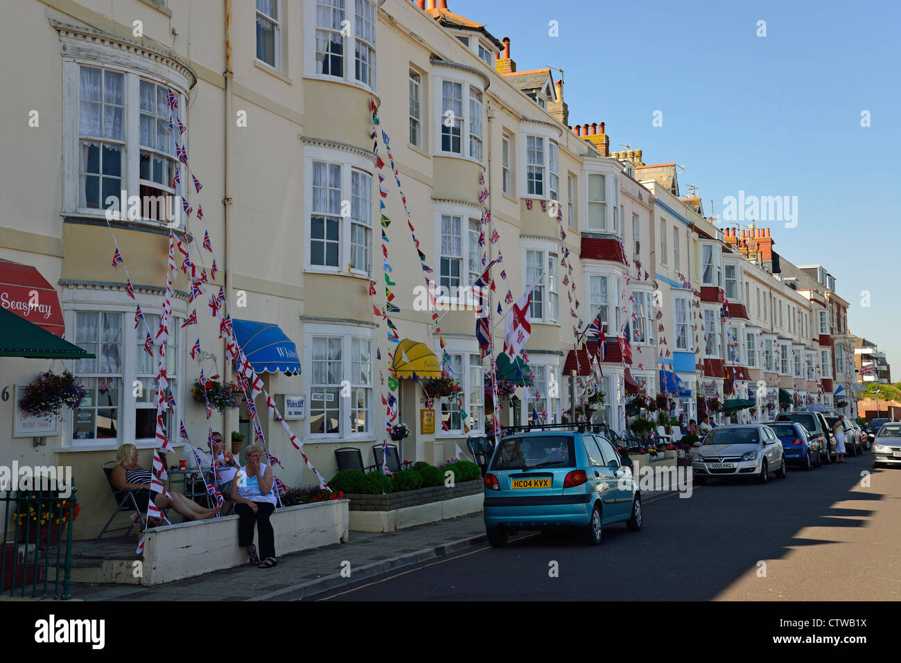 Reihe der Strandpromenade B & B Hotels, Brunswick Terrace, Weymouth, Dorset, England, Vereinigtes Königreich Stockfoto