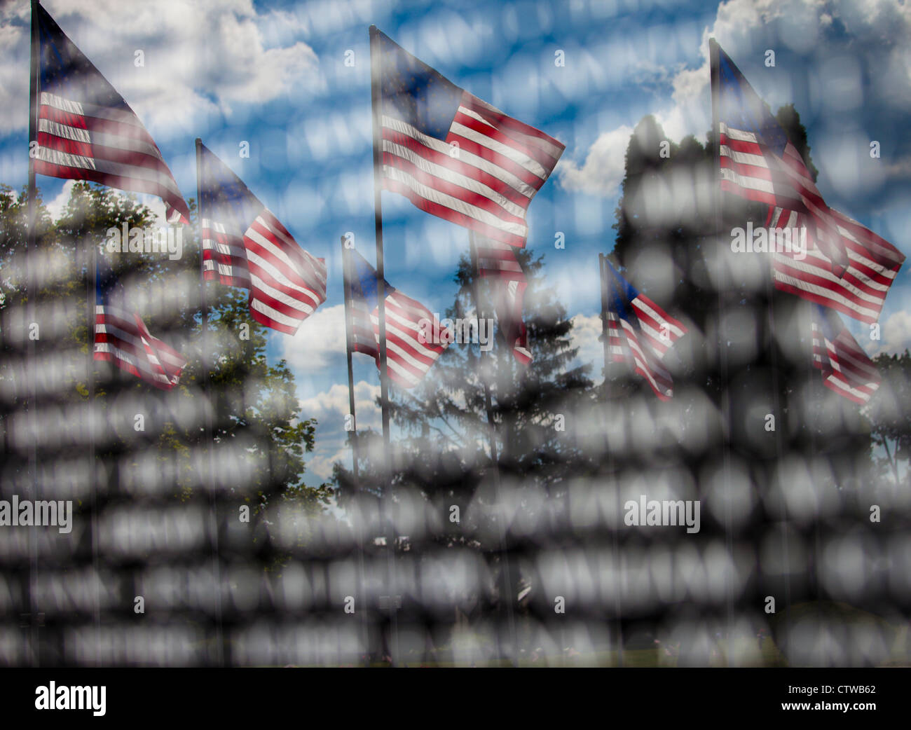 Amerikanischen Denkmal, die Reflexion des amerikanischen Flaggen in einer gravierten Gedenkstätte Stockfoto
