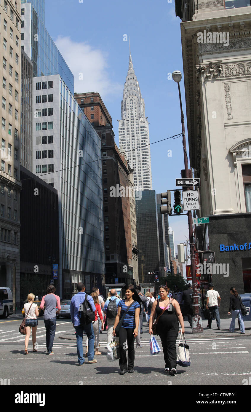 New York City Verkehr Fifth Avenue an der 42nd Street Stockfoto
