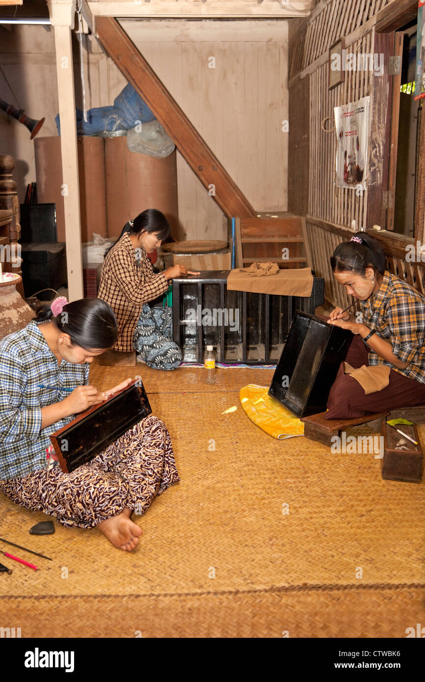 Myanmar, Burma. Bagan. Lacquerware Workshop, Frauen bei der Arbeit. Sie tragen auf ihren Gesichtern, eine kosmetische Sonnenschutzmittel Thanaka einfügen. Stockfoto