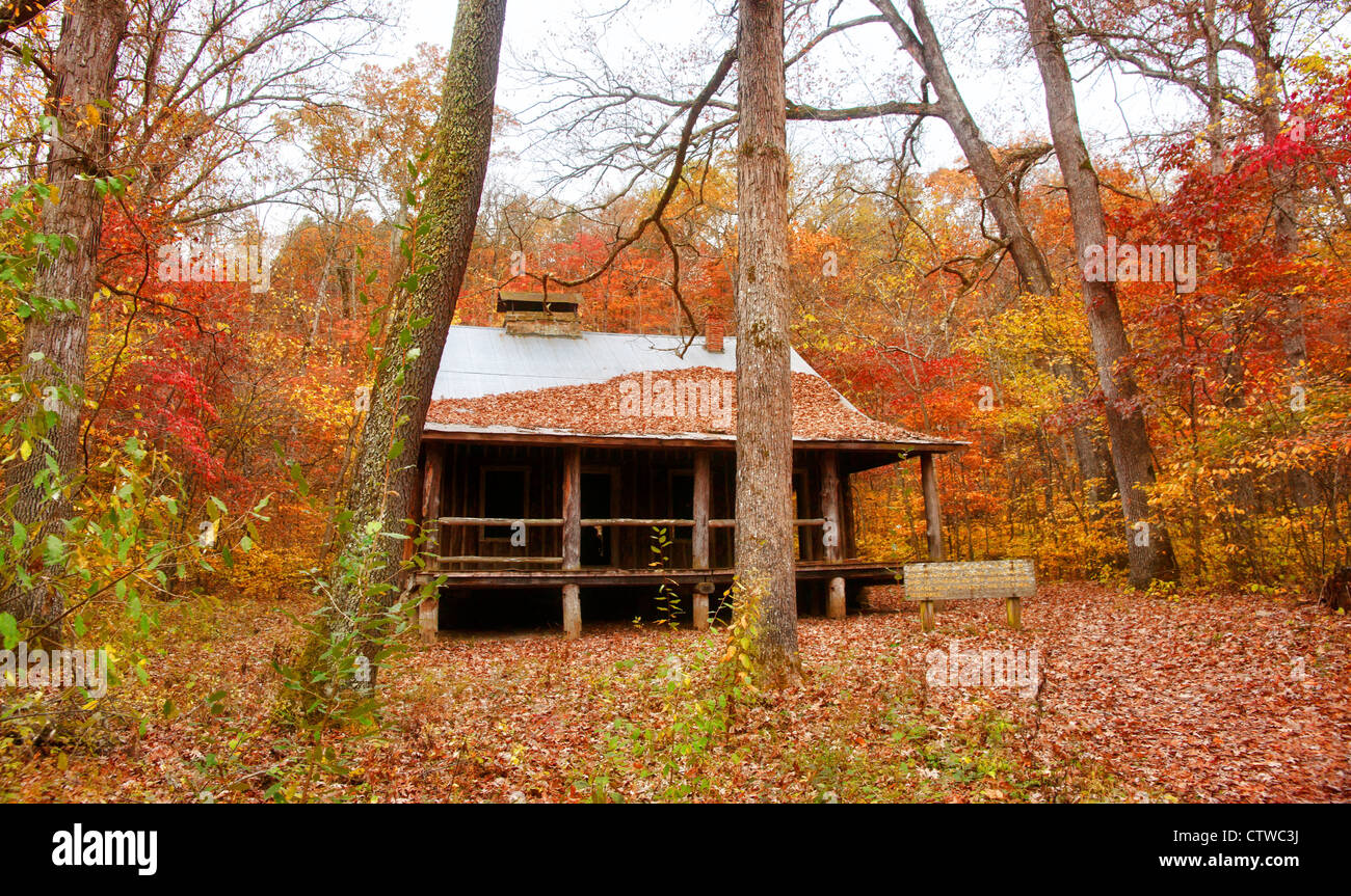 alten Siedler-Blockhütte in Missouri im Herbst Stockfoto