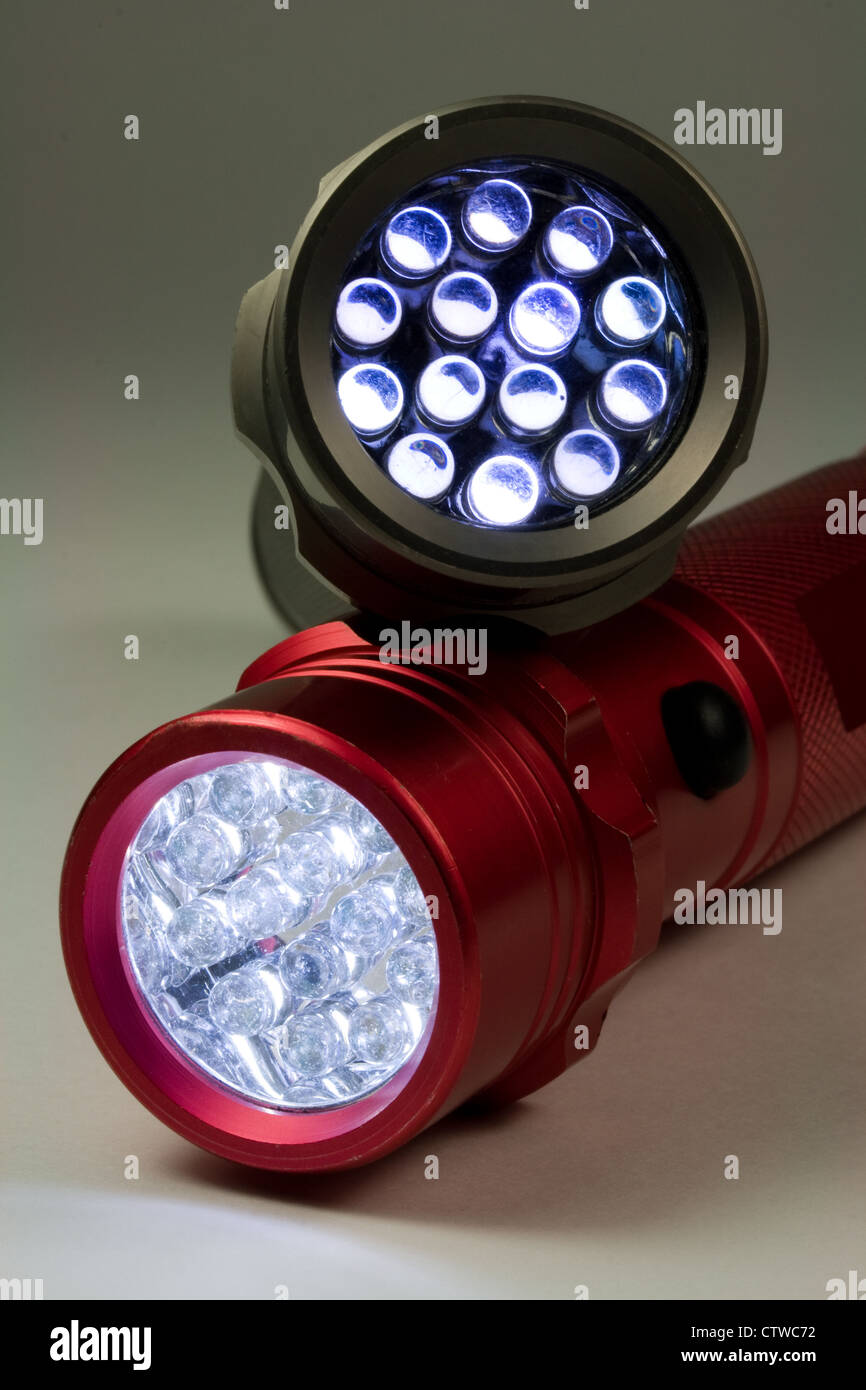 Zwei moderne LED-Taschenlampen - eingeschaltet (LED steht für Light Emitting Diode) Stockfoto
