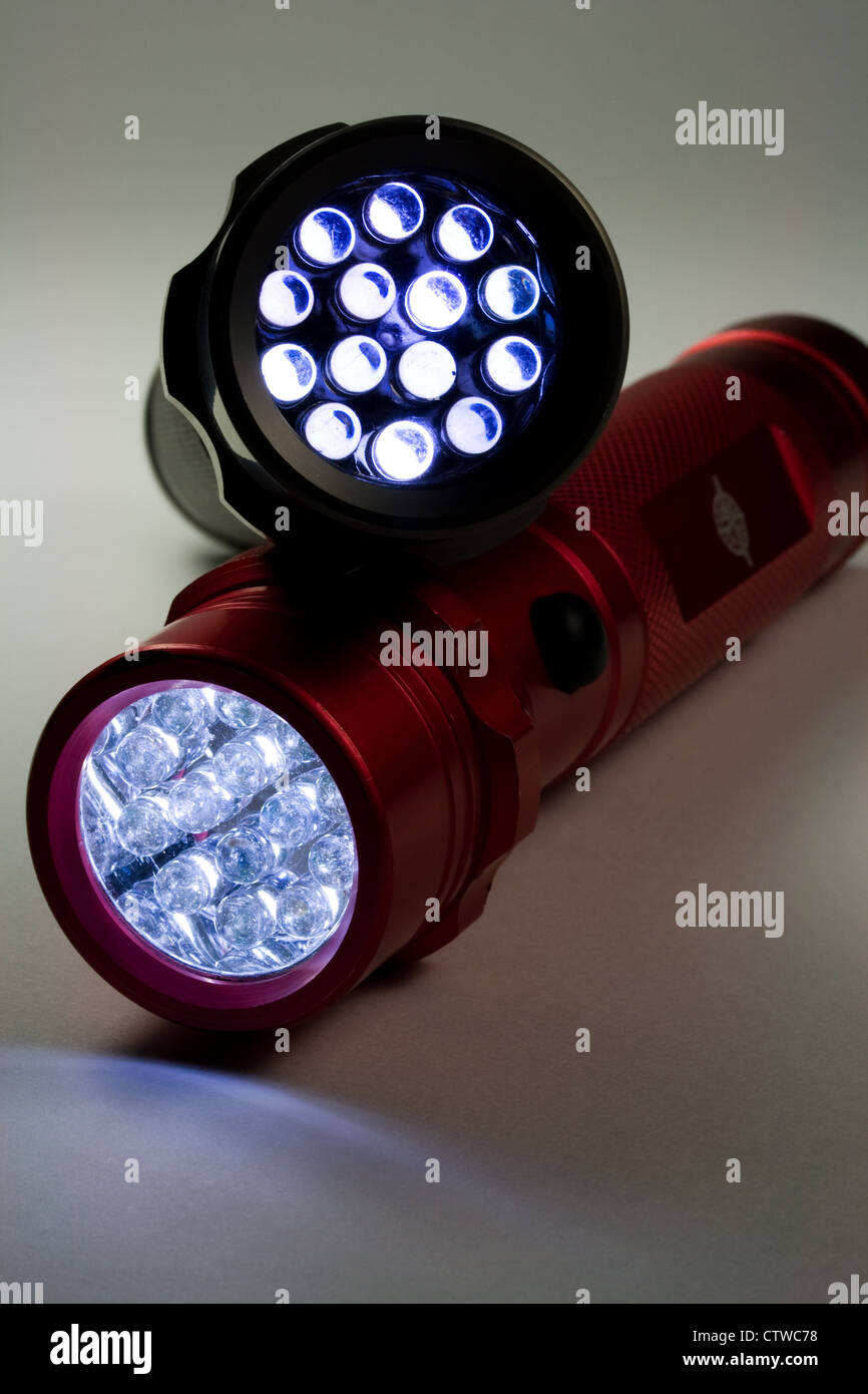 Zwei moderne LED-Taschenlampen - eingeschaltet (LED steht für Light Emitting Diode) Stockfoto