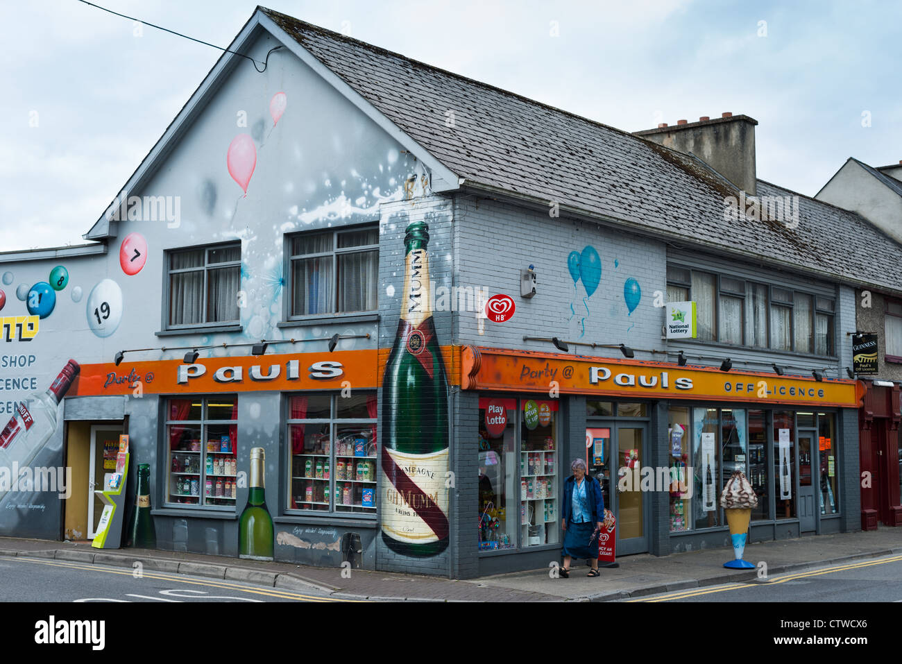 Spirituosengeschäft in Donegal Town, Co. Donegal, Irland. Stockfoto