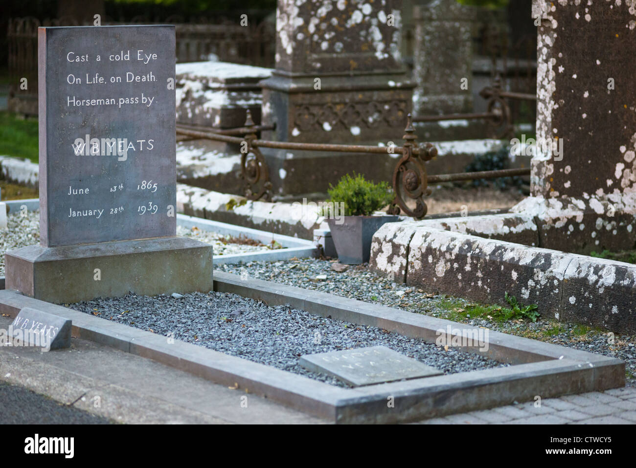 W. B. Yeats Grab auf Gegend im County Sligo, Irland. Stockfoto