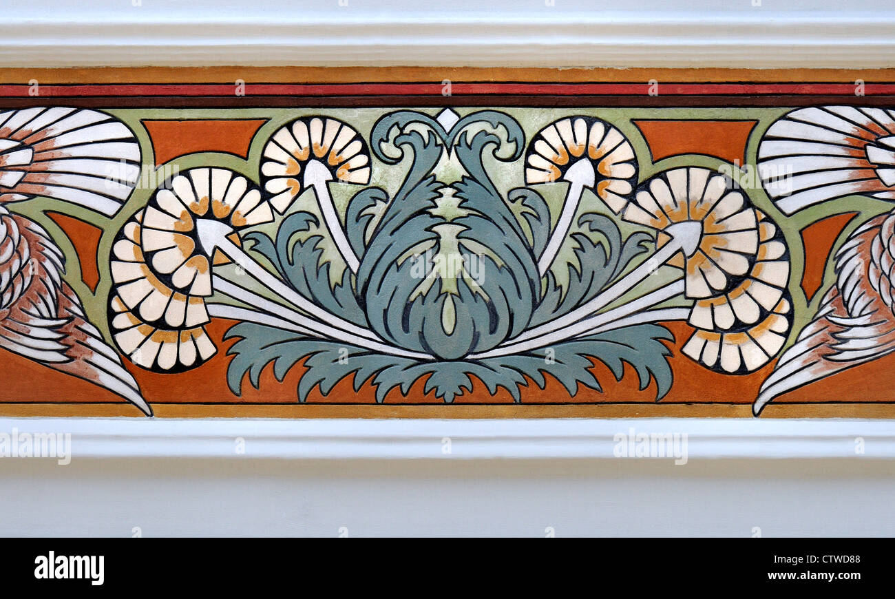 Brüssel, Belgien. Geo Ponchon Studio in der Rue De La Croix Nr. 25. Art Nouveau Sgraffito-Panels auf Fassade Stockfoto