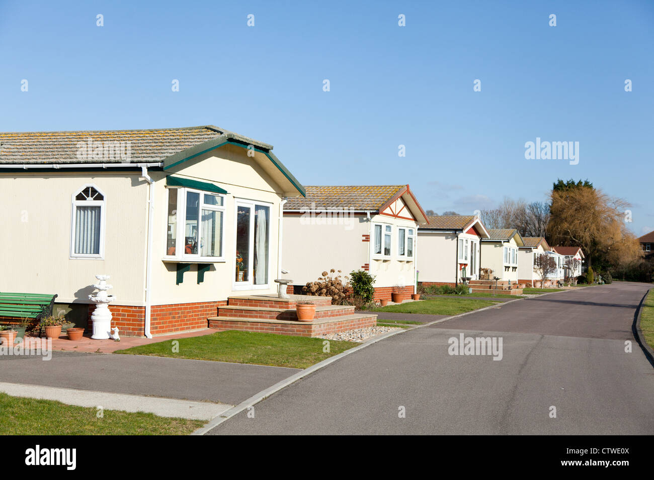 Mobilen Wohnpark Heimat in einer Reihe neben einer internen Straße gelegen. Stockfoto