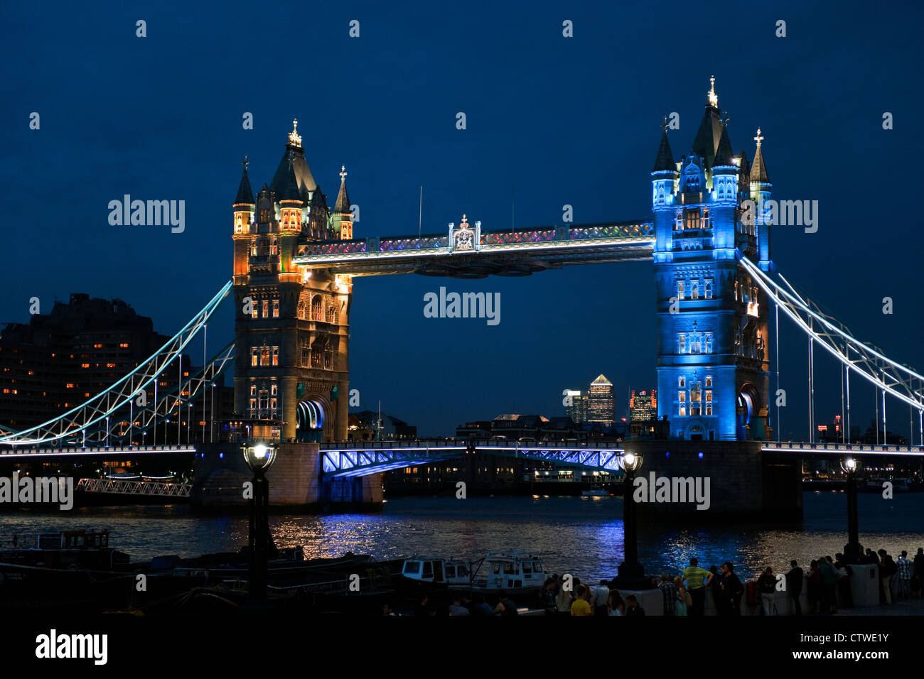 Eine Licht-Show auf Tower Bridge wird einen Monat vor der Eröffnung der 30. Olympischen Spiele in London England geprobt. Stockfoto