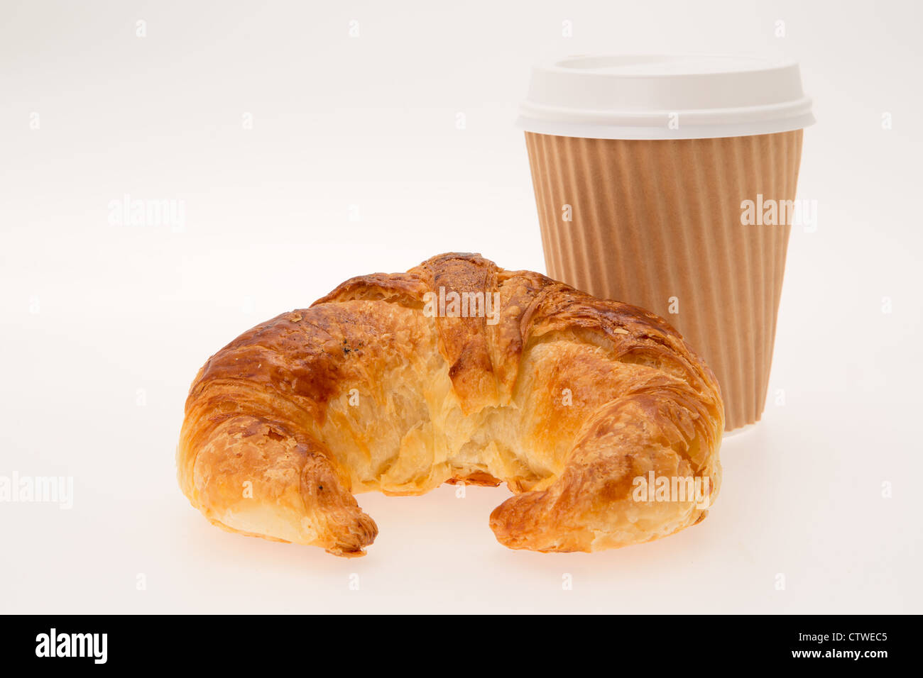 Ein Herausnehmen der Frühstück, bestehend aus einem Croissant und Kaffee in einer Einweg-Tasse - Studio gedreht mit einem weißen Hintergrund Stockfoto