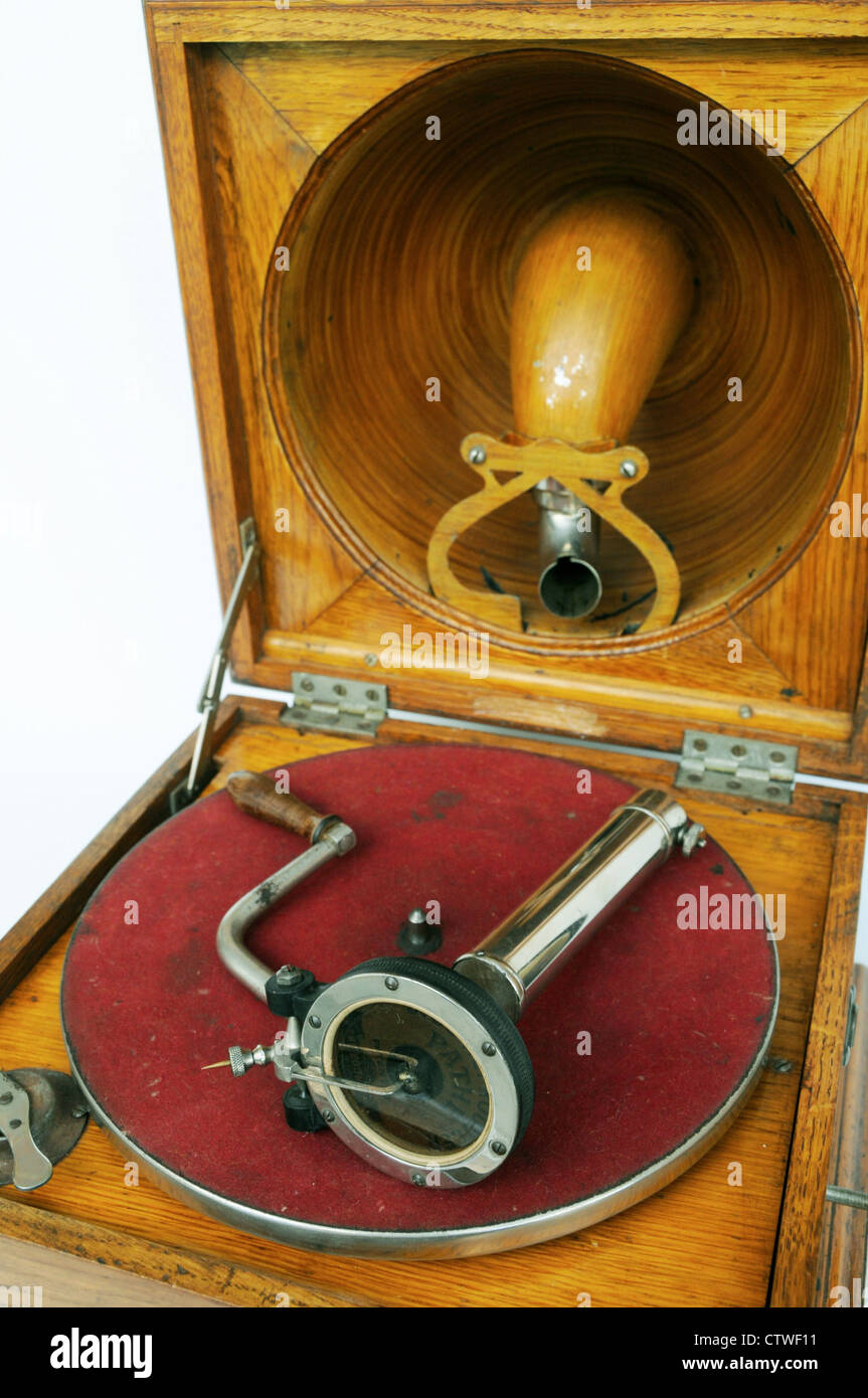 Pathe Saphone Gramophone Elf Plattenspieler Vintage Antik 1910 ist eine französische Grammophon mit einem Saphire-Stift. Aus den Archiven von Presse Portrait Service (ehemals Presse Portrait Bureau) Stockfoto