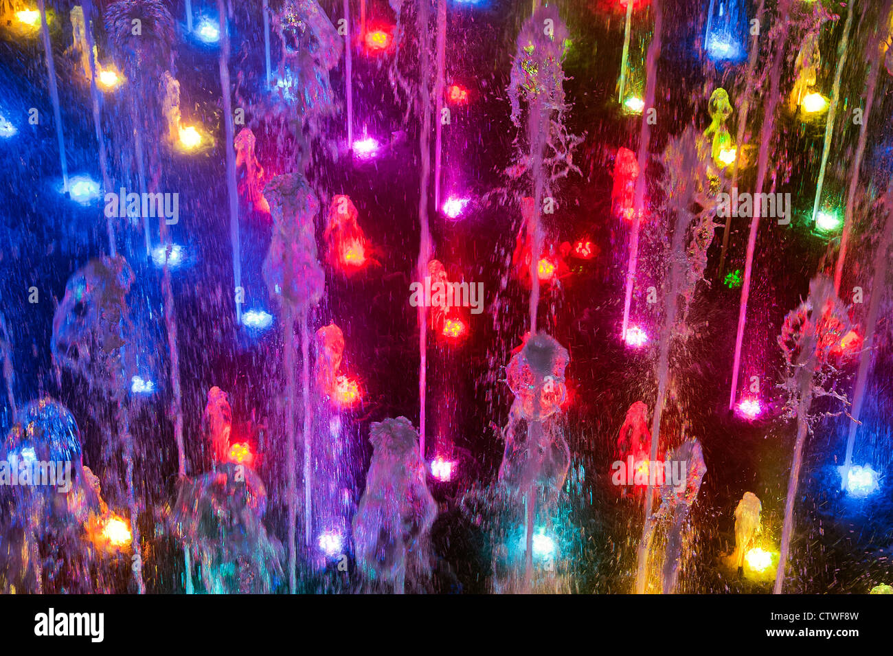 Licht und Wasser auf der Brunnen in der Nacht, Planten un Blomen, Hamburg,  Deutschland, Europa Stockfotografie - Alamy