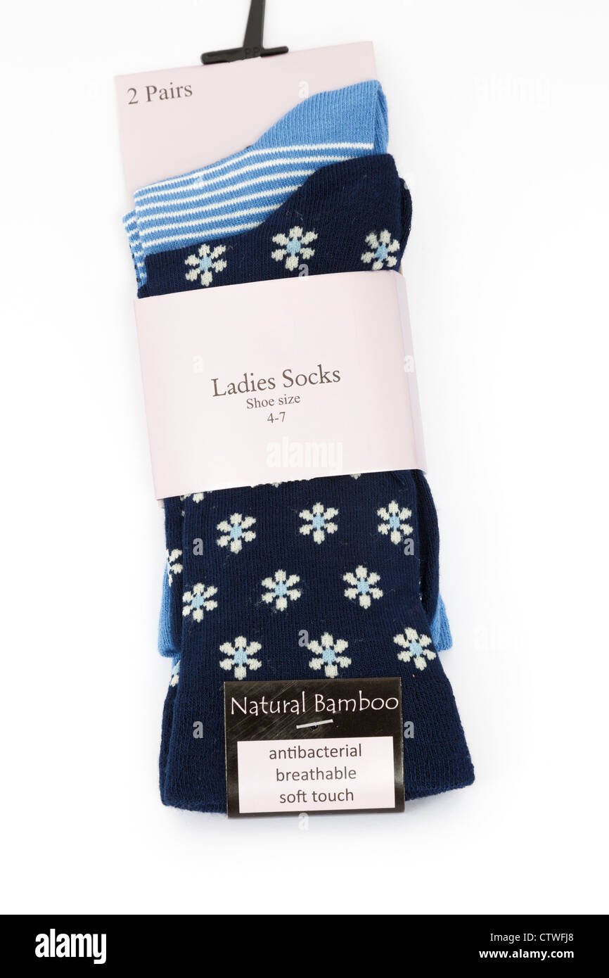 Zwei Paar Damen Socken aus Bambusmaterial verpackt und isoliert auf weißem Hintergrund Stockfoto