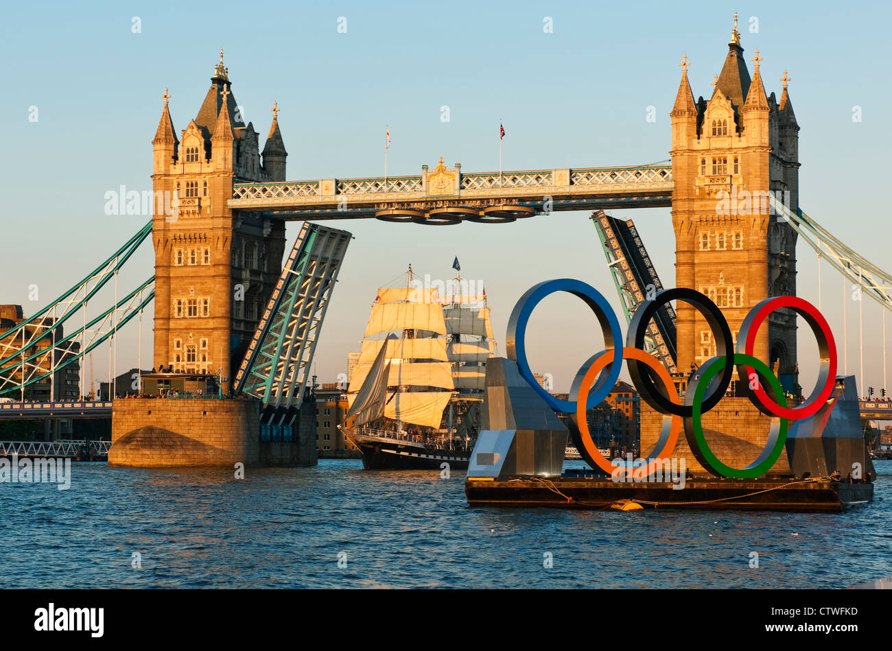 Belem ein Dreimaster Französisch Training Schiff fährt unter der Tower Bridge und Vergangenheit die Olympischen Ringe feiert die 30. Olympischen Spiele Stockfoto