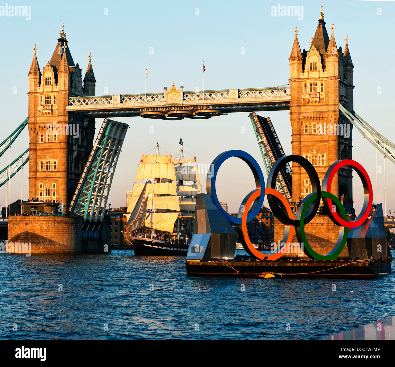 Belem ein Dreimaster Französisch Training Schiff fährt unter der Tower Bridge und Vergangenheit die Olympischen Ringe feiert die 30. Olympischen Spiele Stockfoto