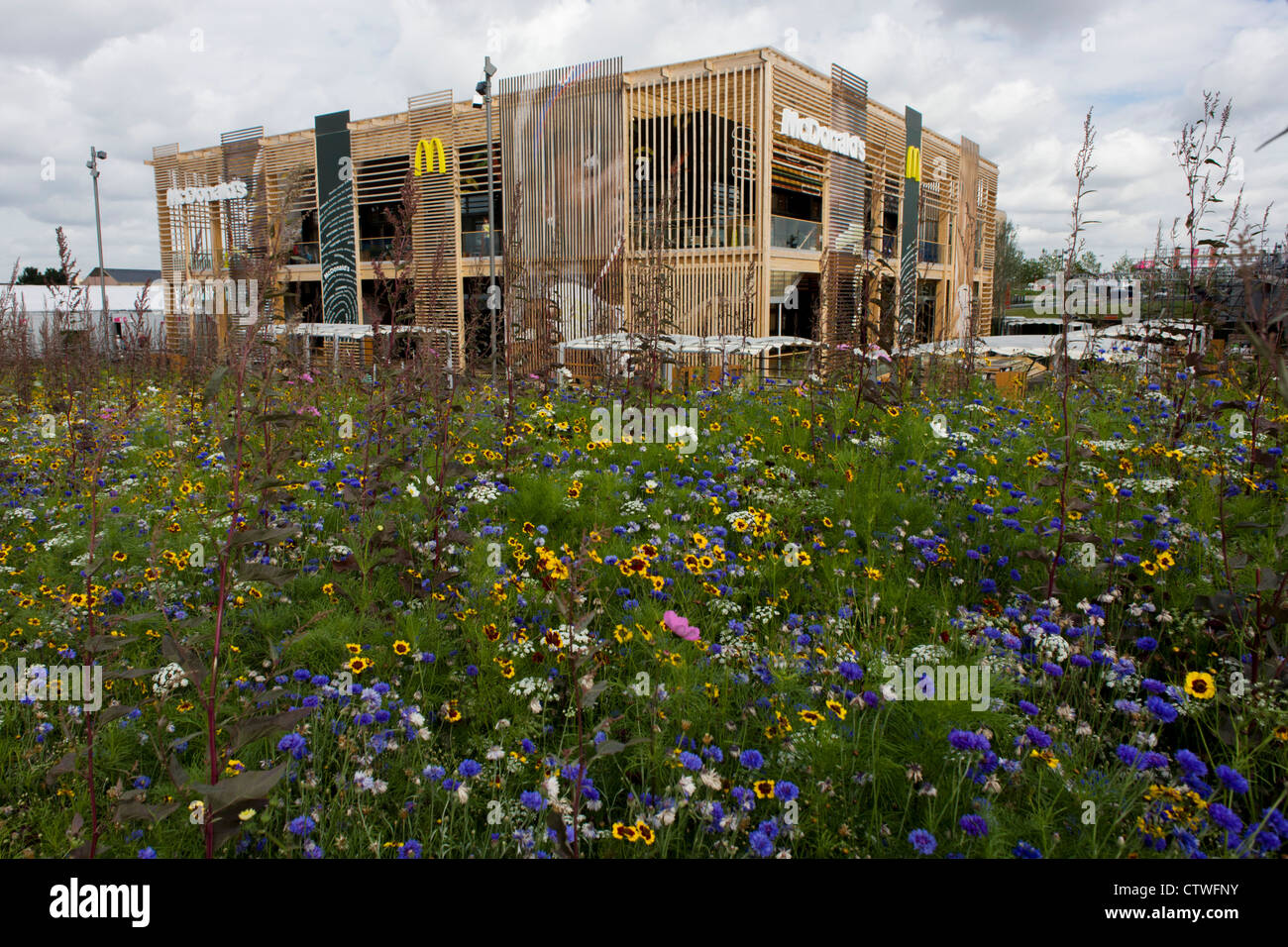 Satz im englischen Garten Wildblumen ist der weltweit größte McDonalds im Olympiapark während der Olympischen Spiele 2012 in London. McDonalds ist seit den letzten 40 Jahren die offizielle Restaurant Olympischen Spiele. Alle offiziellen Sponsoren haben sie $ 957 Millionen an das IOC für den Wettbewerb 19 Tage gezahlt. Hunderte von Food-Läden an den Olympischen Schauplätzen Chips à la carte, aufgrund einer Nachfrage von Sponsor McDonald nehmen mussten. Olympische Häuptlinge untersagt alle 800 Lebensmittel-Einzelhandel an die 40 Spiele Veranstaltungsorten in ganz Großbritannien Kümpel Chips wegen der "Sponsoring Pflichten. Stockfoto