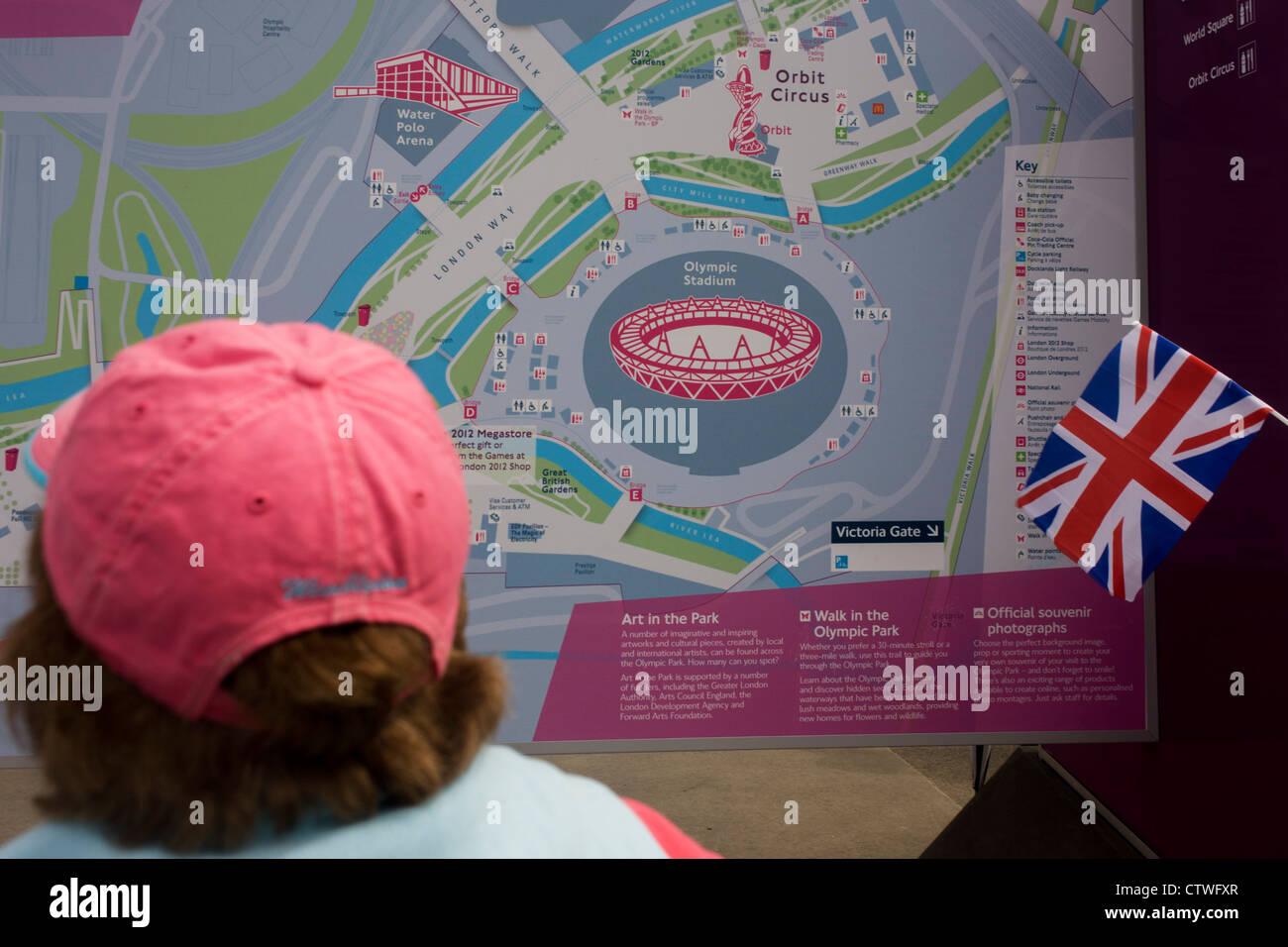 Zuschauer finden Sie eine detaillierte Karte des Olympiaparks während der Olympischen Spiele 2012 in London. Dieses Land wurde umgestaltet, um eine 2,5 qkm sportliche Komplex, einmal Industriebetriebe und nun Austragungsort der acht Orte, darunter die Hauptarena Aquatics Centre und Velodrom sowie der Athleten Olympisches Dorf werden. Nach den Olympischen Spielen ist der Park als Queen Elizabeth Olympic Park bekannt. Stockfoto