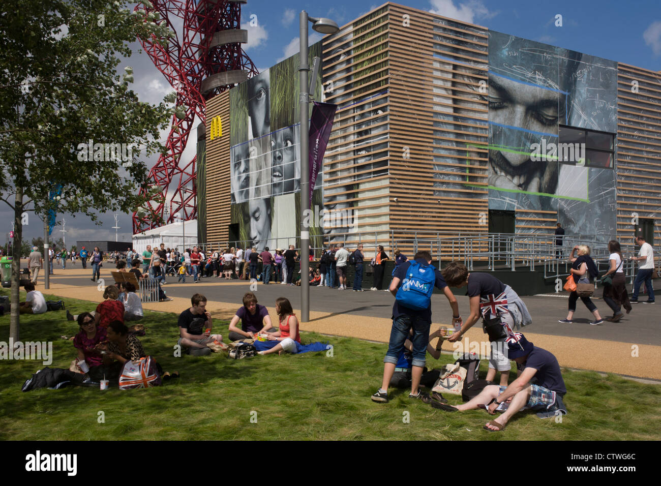 Zuschauern Ruhe außerhalb der weltweit größte McDonalds im Olympiapark während der Olympischen Spiele 2012 in London. Hunderte von Food-Läden an den Olympischen Schauplätzen Chips à la carte, aufgrund einer Nachfrage von Sponsor McDonald nehmen mussten. Olympische Häuptlinge untersagt alle 800 Lebensmittel-Einzelhandel an die 40 Spiele Veranstaltungsorten in ganz Großbritannien Kümpel Chips wegen der "Sponsoring Pflichten. Dieses Land wurde um eine 2,5 qkm sportliche Komplex, einmal Industriebetriebe und nun Austragungsort der acht Orte, darunter die Hauptarena Aquatics Centre und Velodrom sowie der Athleten Olympisches Dorf werden umgewandelt Stockfoto